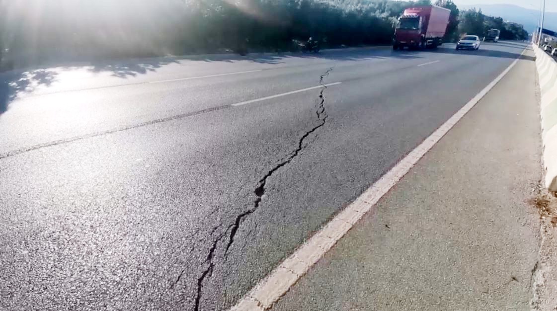 Mudanya yolundaki büyük çatlaklar korkutuyor
