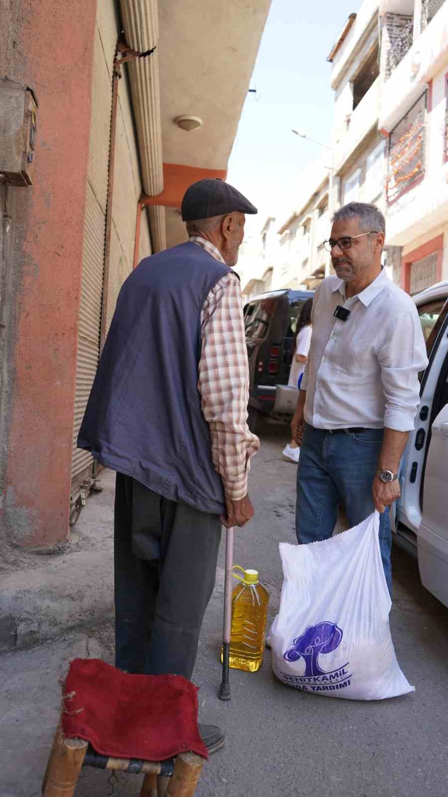 Şehitkamil Belediyesinden 1 günde 2 bin aileye gıda desteği
