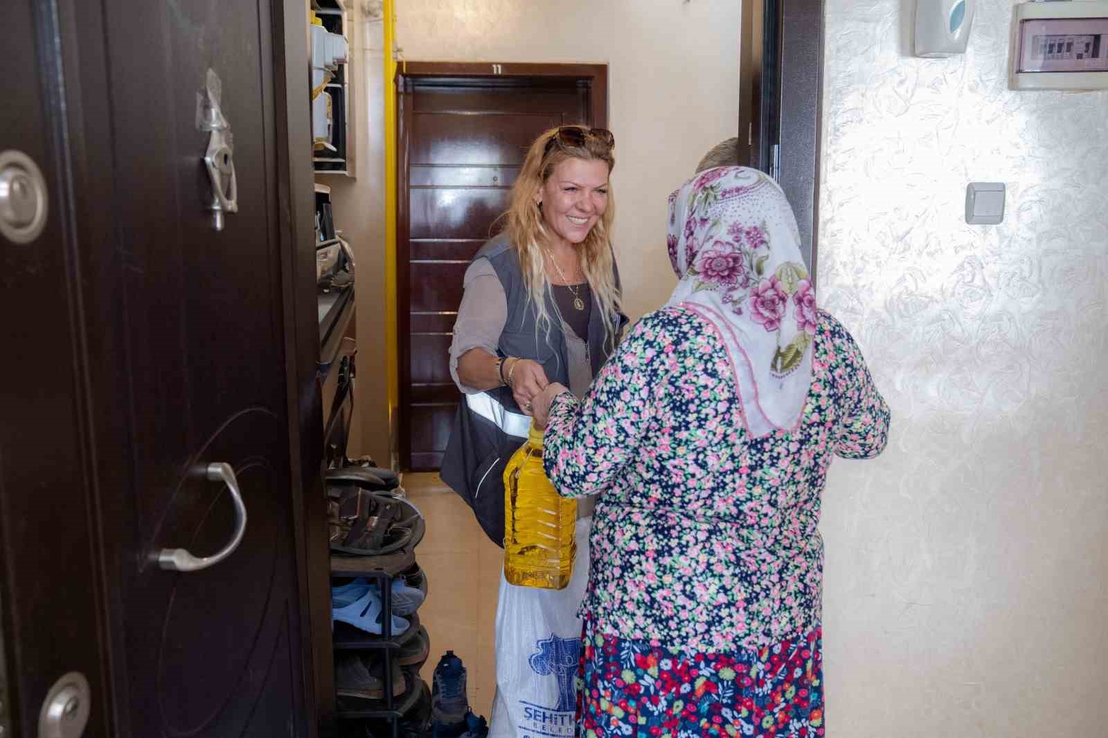 Şehitkamil Belediyesinden 1 günde 2 bin aileye gıda desteği
