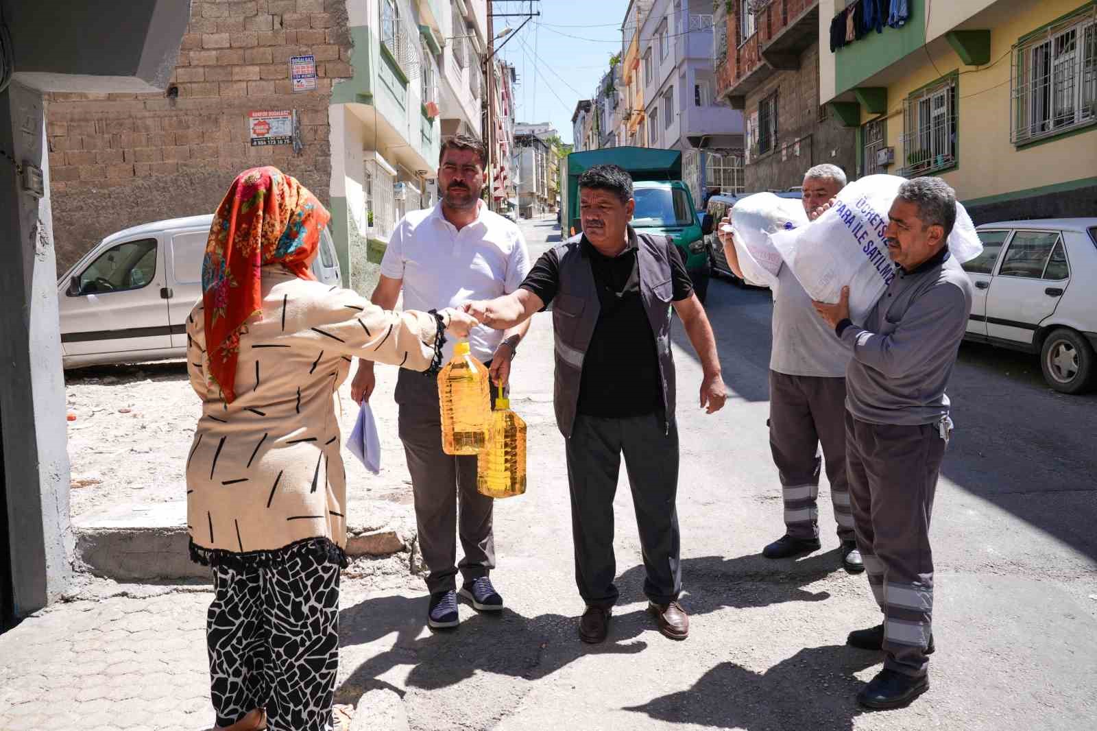 Şehitkamil Belediyesinden 1 günde 2 bin aileye gıda desteği
