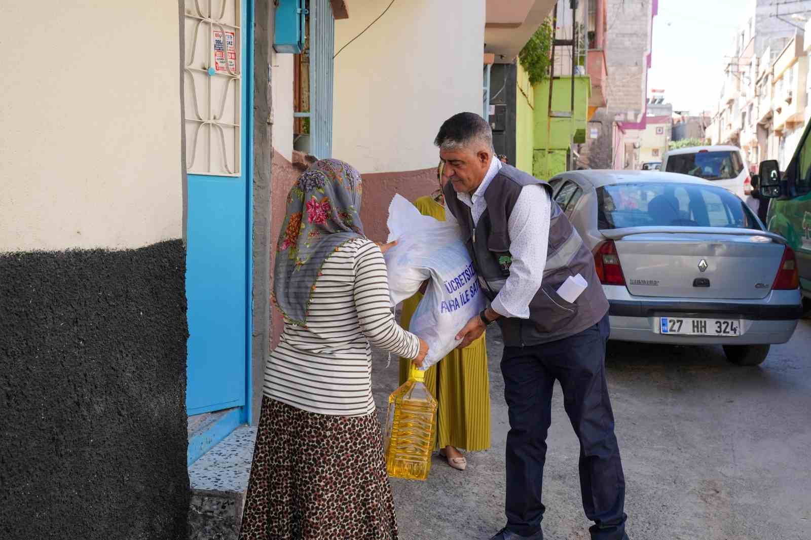 Şehitkamil Belediyesinden 1 günde 2 bin aileye gıda desteği
