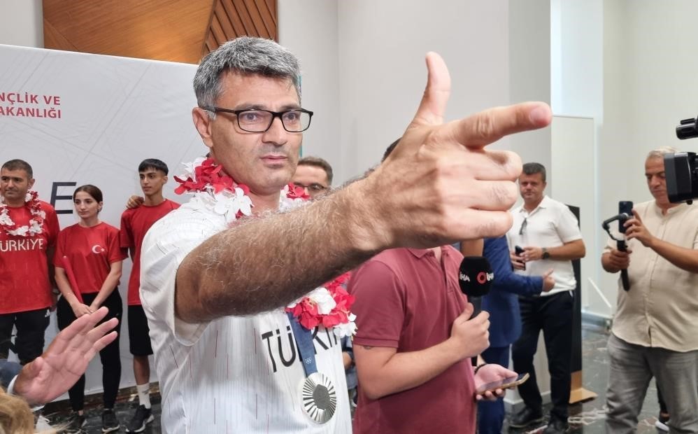 İl Müdürü Kabakcı: “Yusuf Dikeç, sıkça bir araya geldiğim ve keyifle izlediğim bir sporcu”
