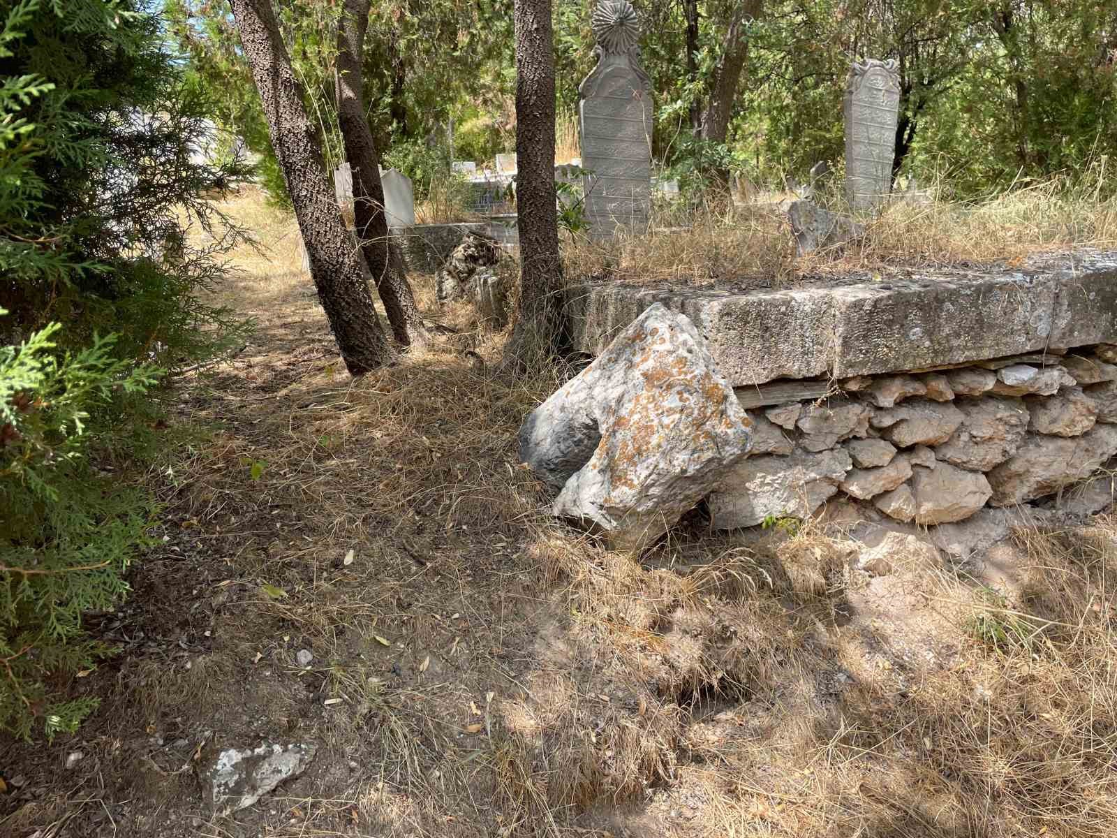 Odunpazarı Mezarlığında ihmalkârlık iddiası
