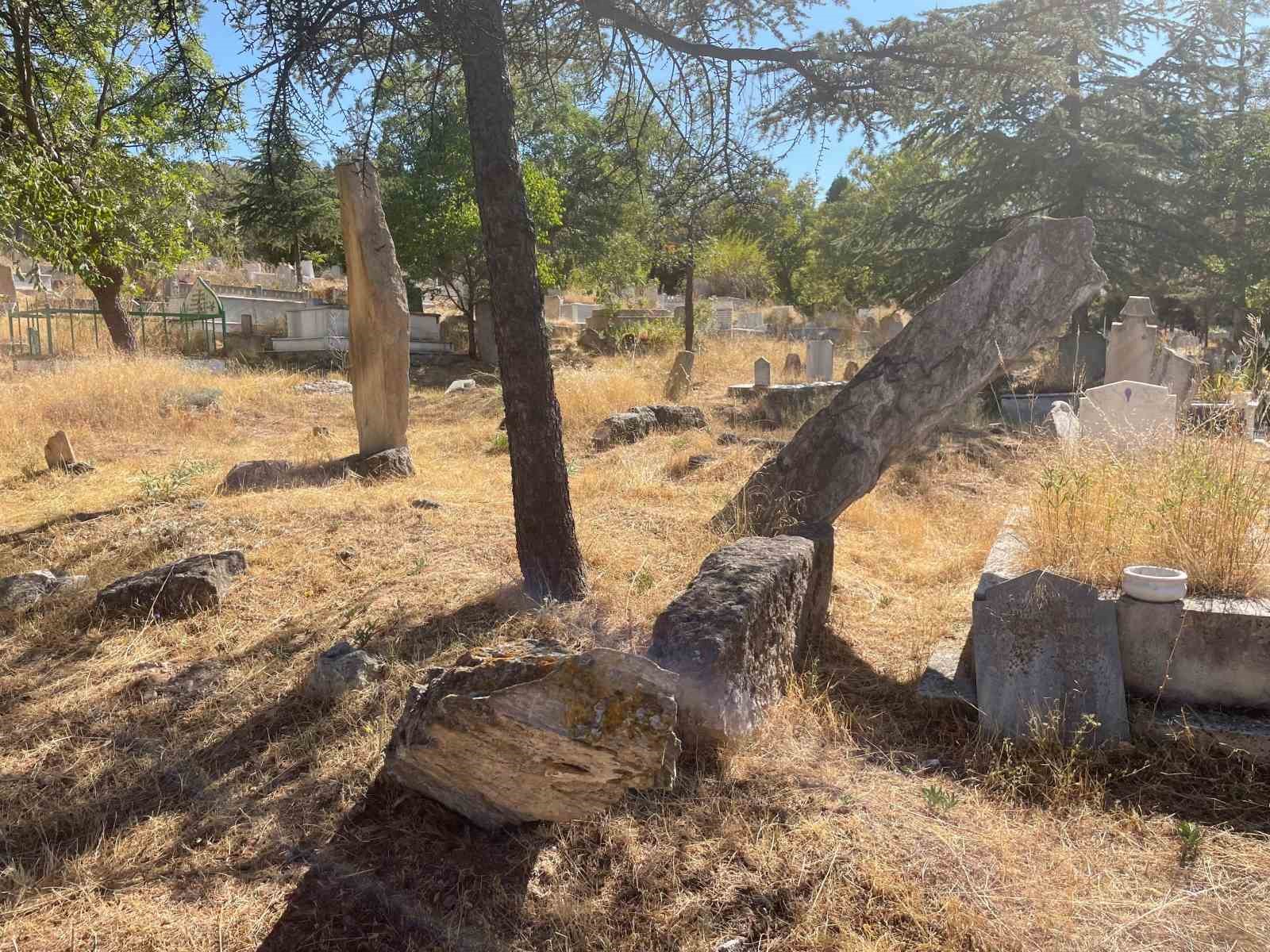 Odunpazarı Mezarlığında ihmalkârlık iddiası
