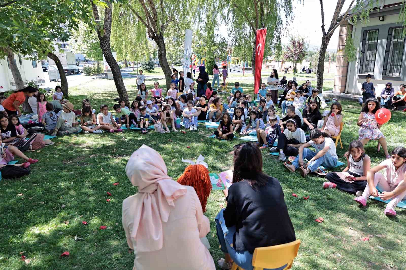 Çocuklar Talas’ın parklarında hem okuyor hem eğleniyor
