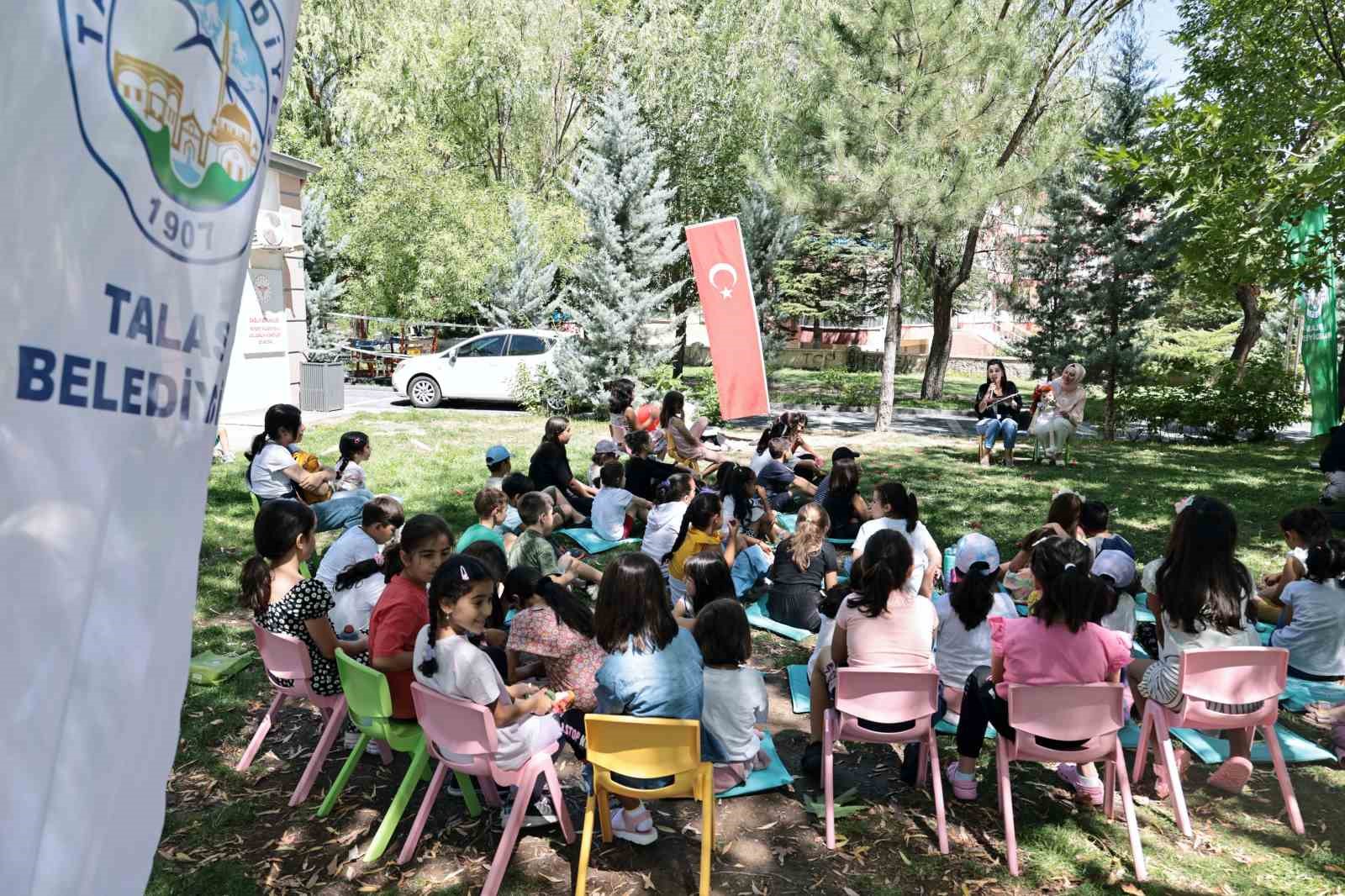 Çocuklar Talas’ın parklarında hem okuyor hem eğleniyor
