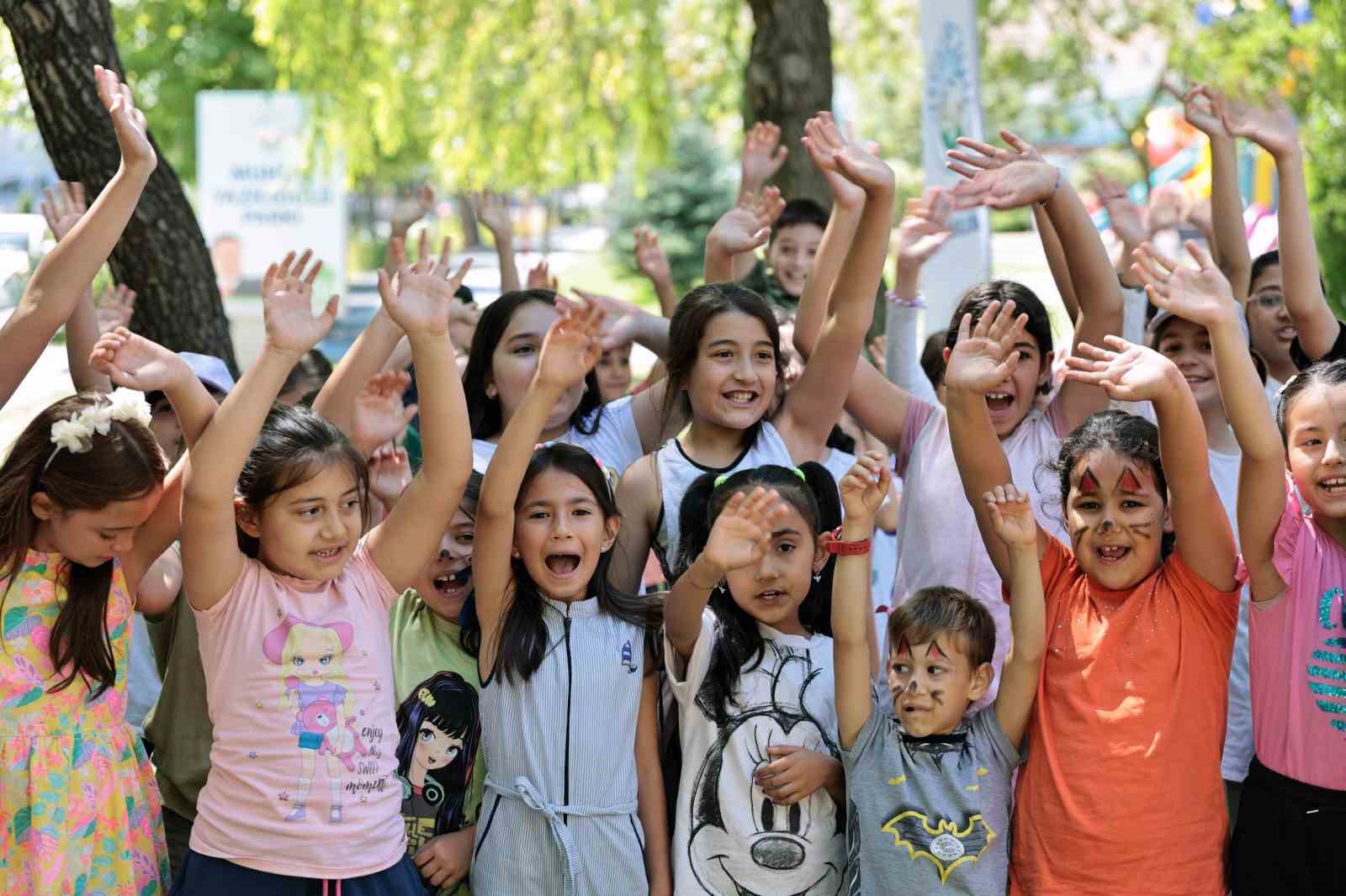 Çocuklar Talas’ın parklarında hem okuyor hem eğleniyor
