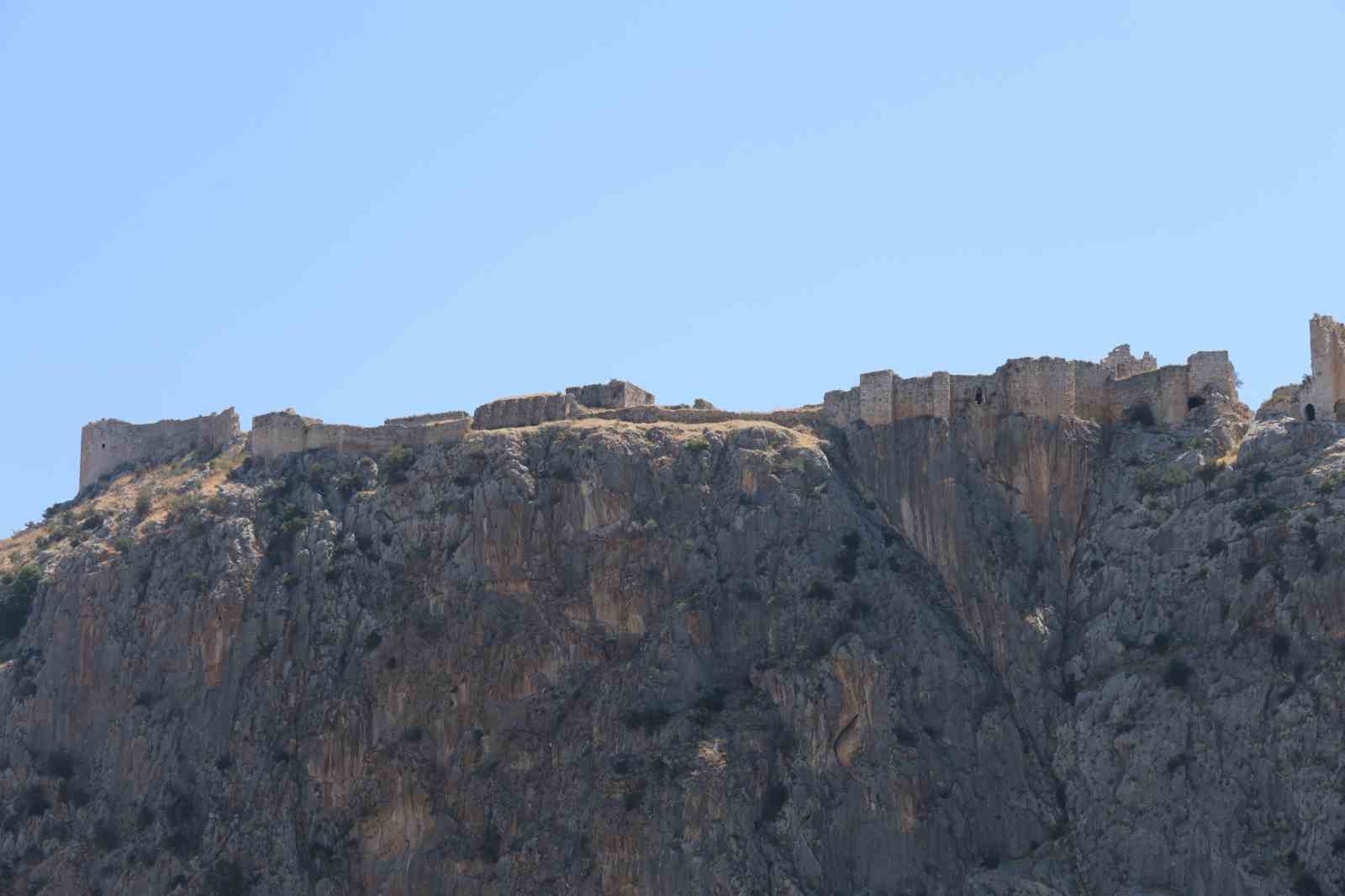 Anavarza Antik Kenti’nde Anadolu ve Türkiye’deki en erken tarihli caminin kalıntılarına ulaşıldı
