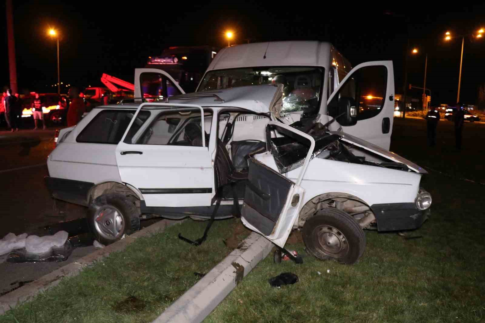 Personel servisiyle çarpışan otomobildeki karı koca hayatını kaybetti
