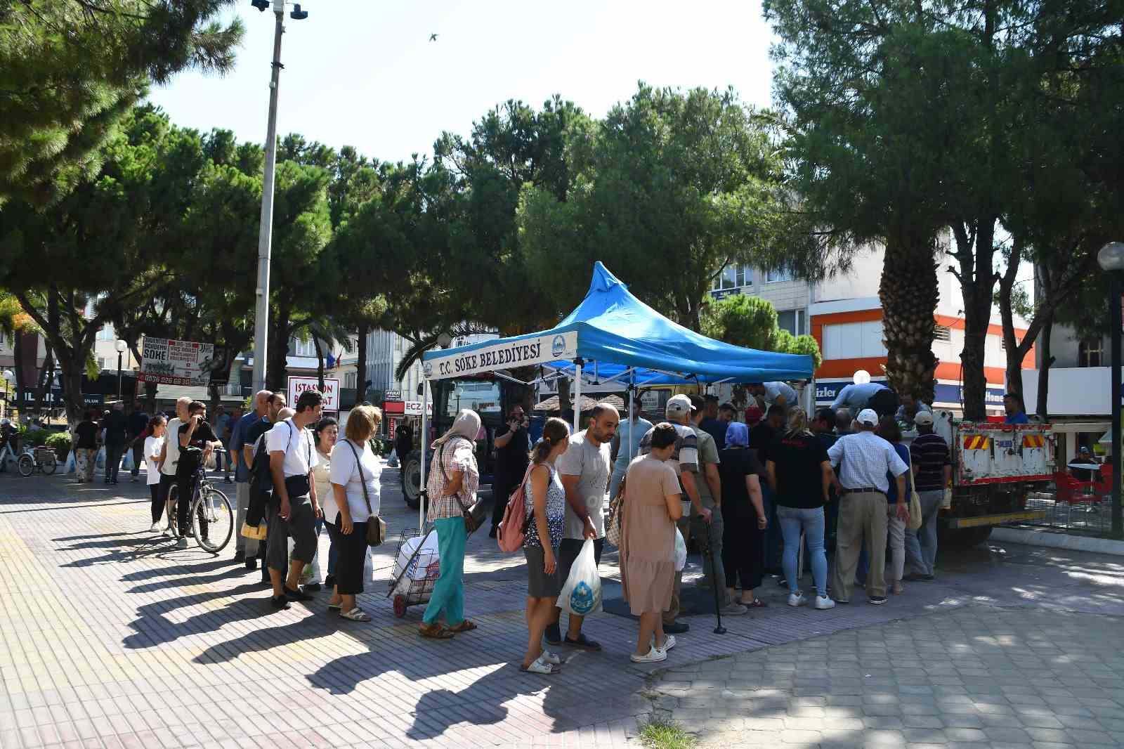 Söke Belediyesi vatandaşa karpuz dağıttı
