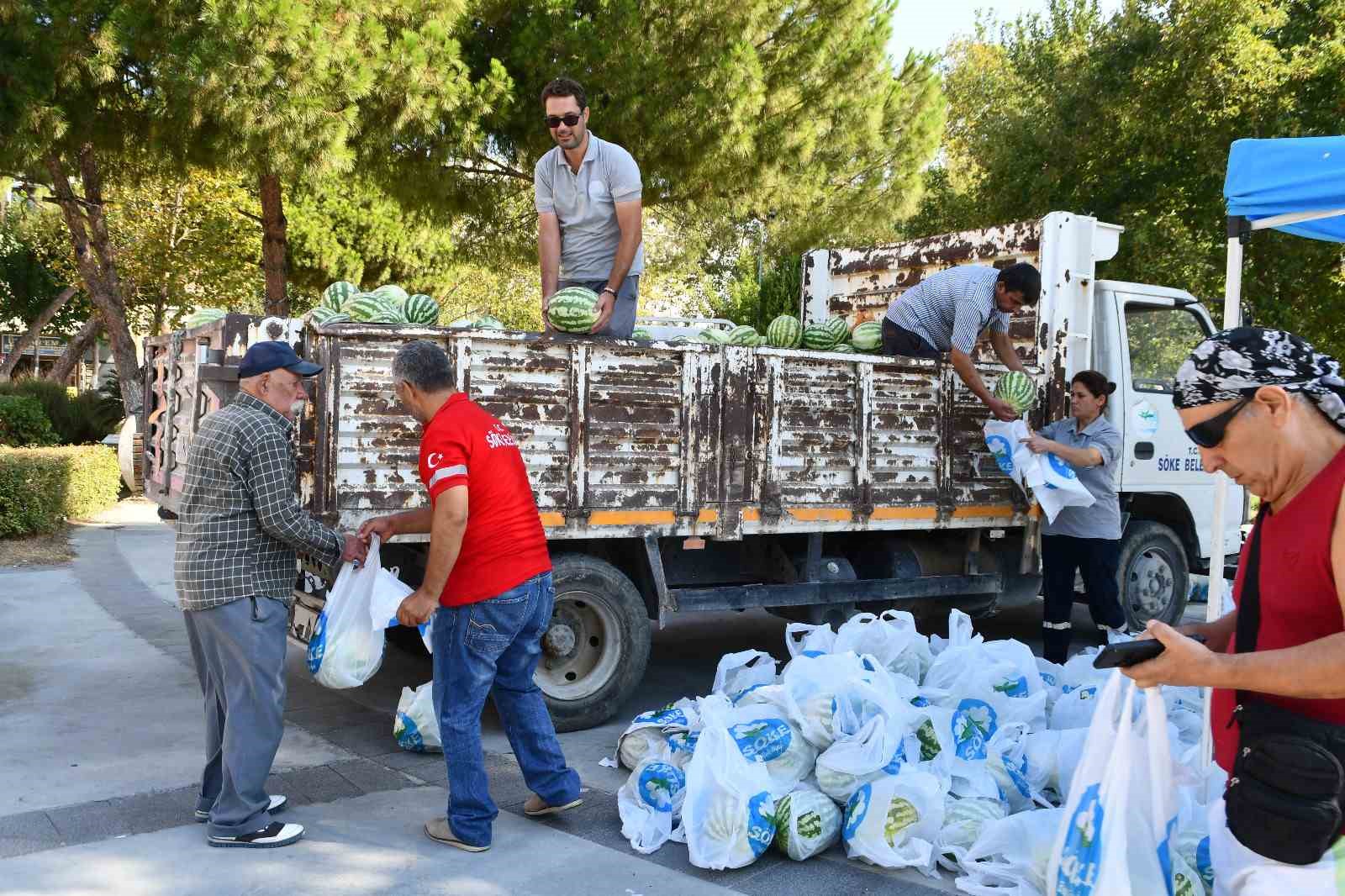 Söke Belediyesi vatandaşa karpuz dağıttı
