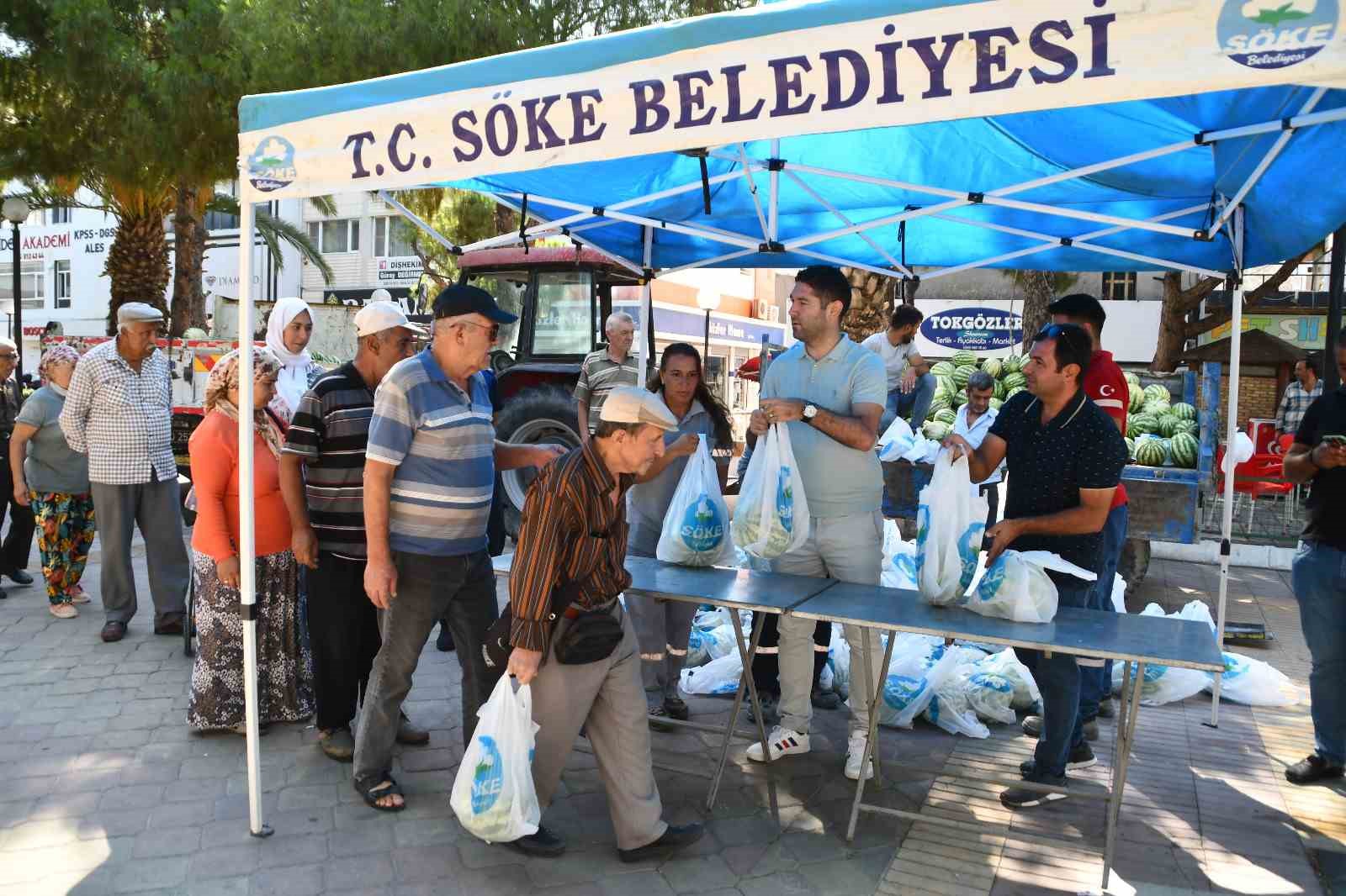 Söke Belediyesi vatandaşa karpuz dağıttı
