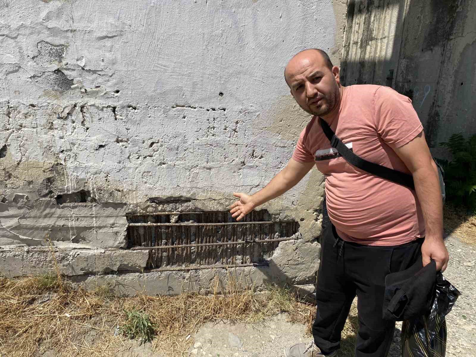 Avcılar’da TEM otoyolu üzerindeki üst geçit tehlike saçıyor
