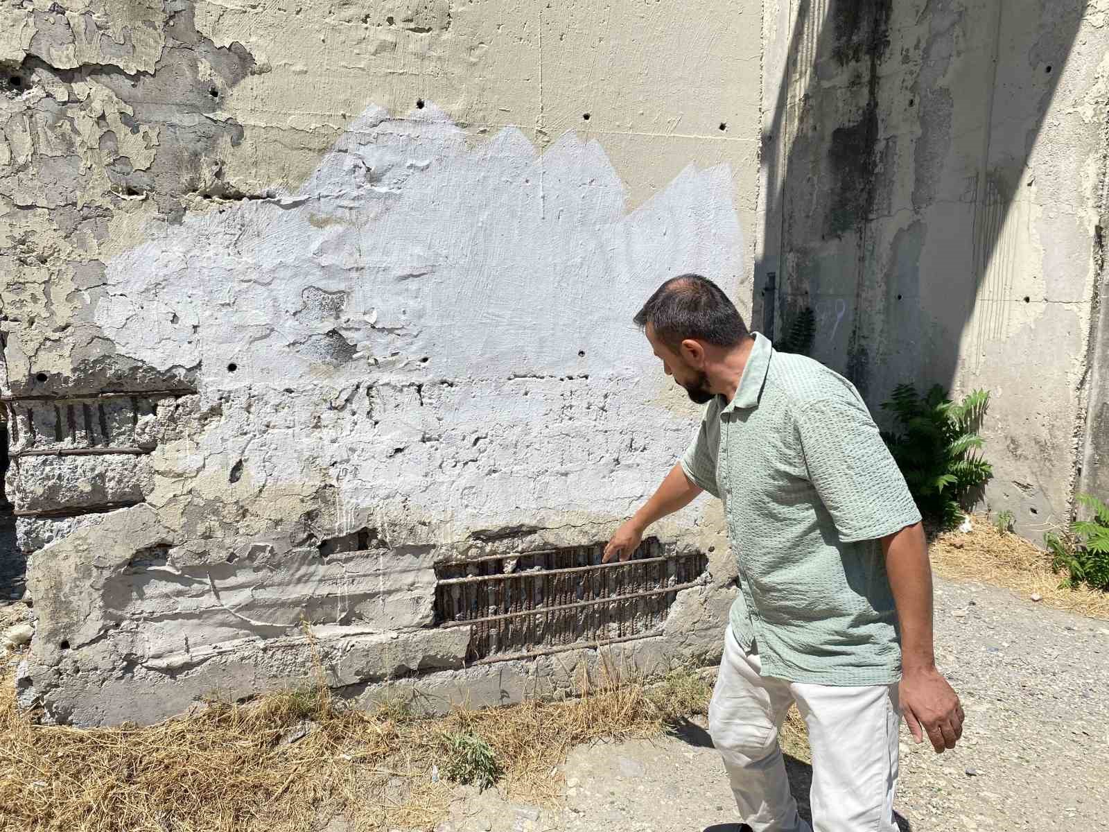 Avcılar’da TEM otoyolu üzerindeki üst geçit tehlike saçıyor
