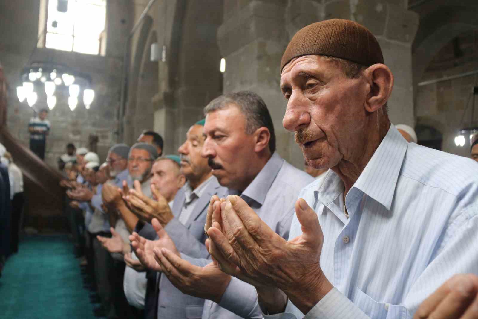 Haniye için Bitlis’te gıyabi cenaze namazı kılındı
