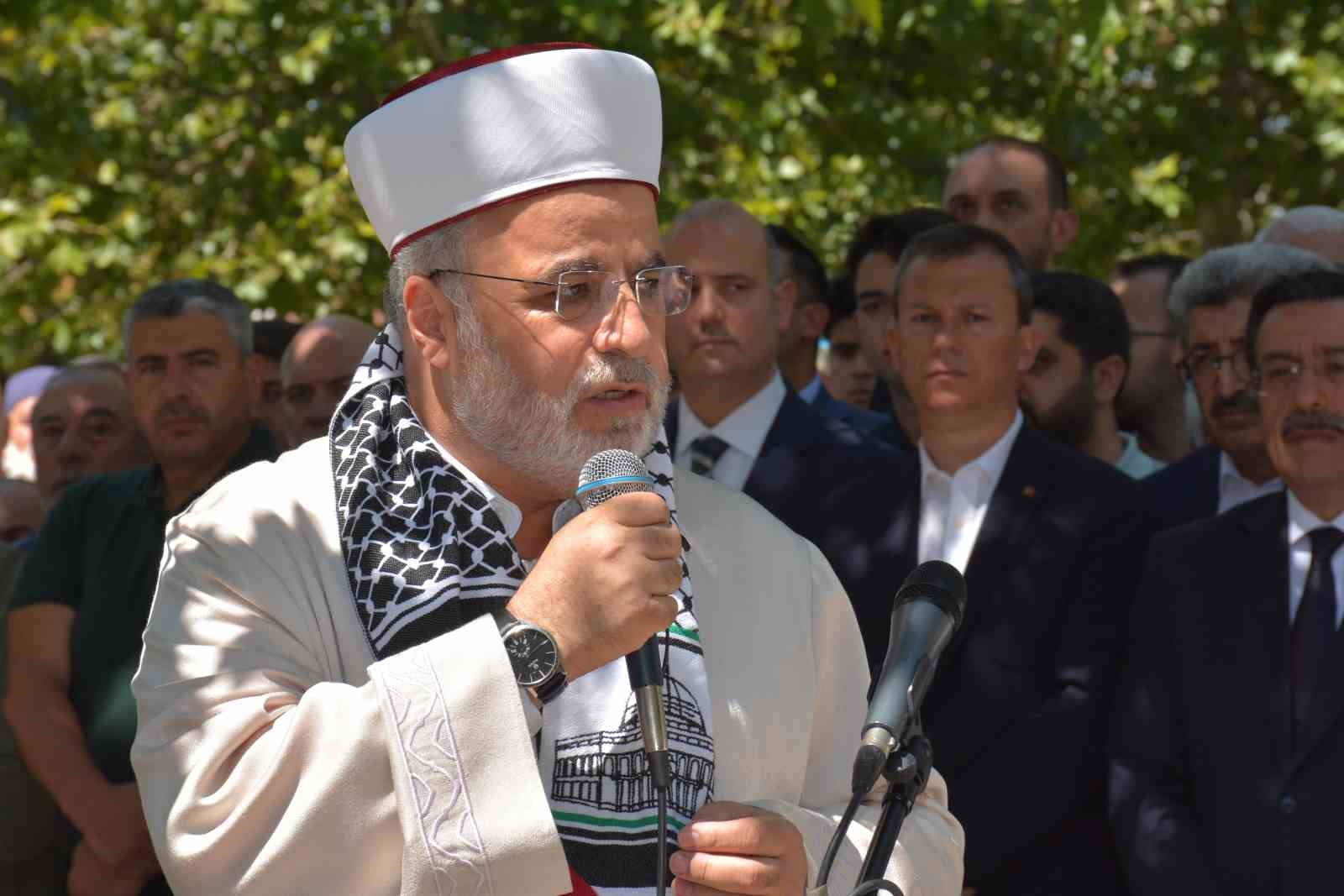 Hacı Bayram-ı Veli Camii’nde eller semaya Haniye için kalktı
