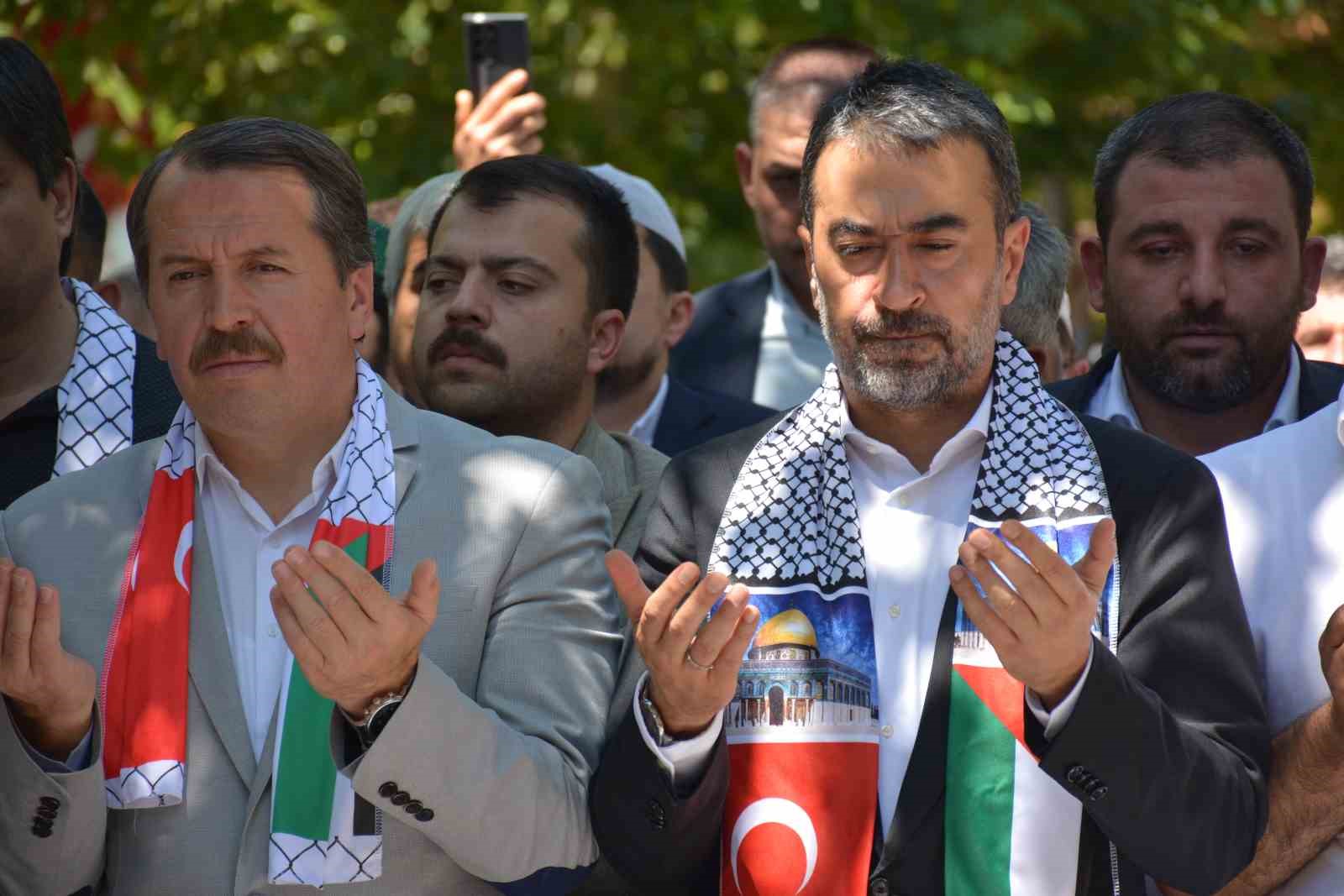 Hacı Bayram-ı Veli Camii’nde eller semaya Haniye için kalktı
