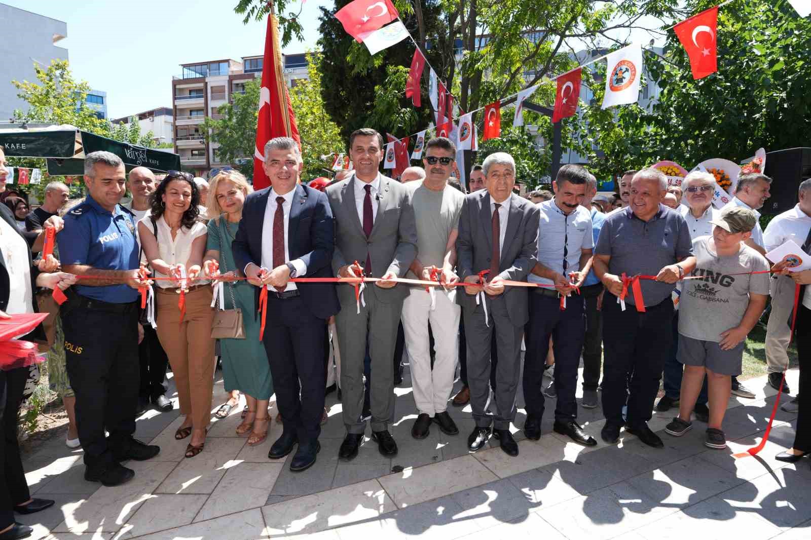 Başkan Zeyrek Soma’dan mesaj verdi: “Sosyal belediyeciliği herkese gösteriyoruz”
