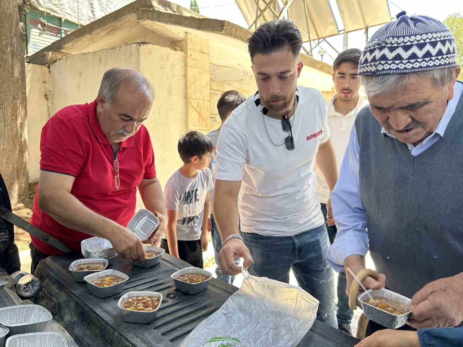 Uşak’ta şehitler için yüzlerce kişilik aşure hayrı yapıldı
