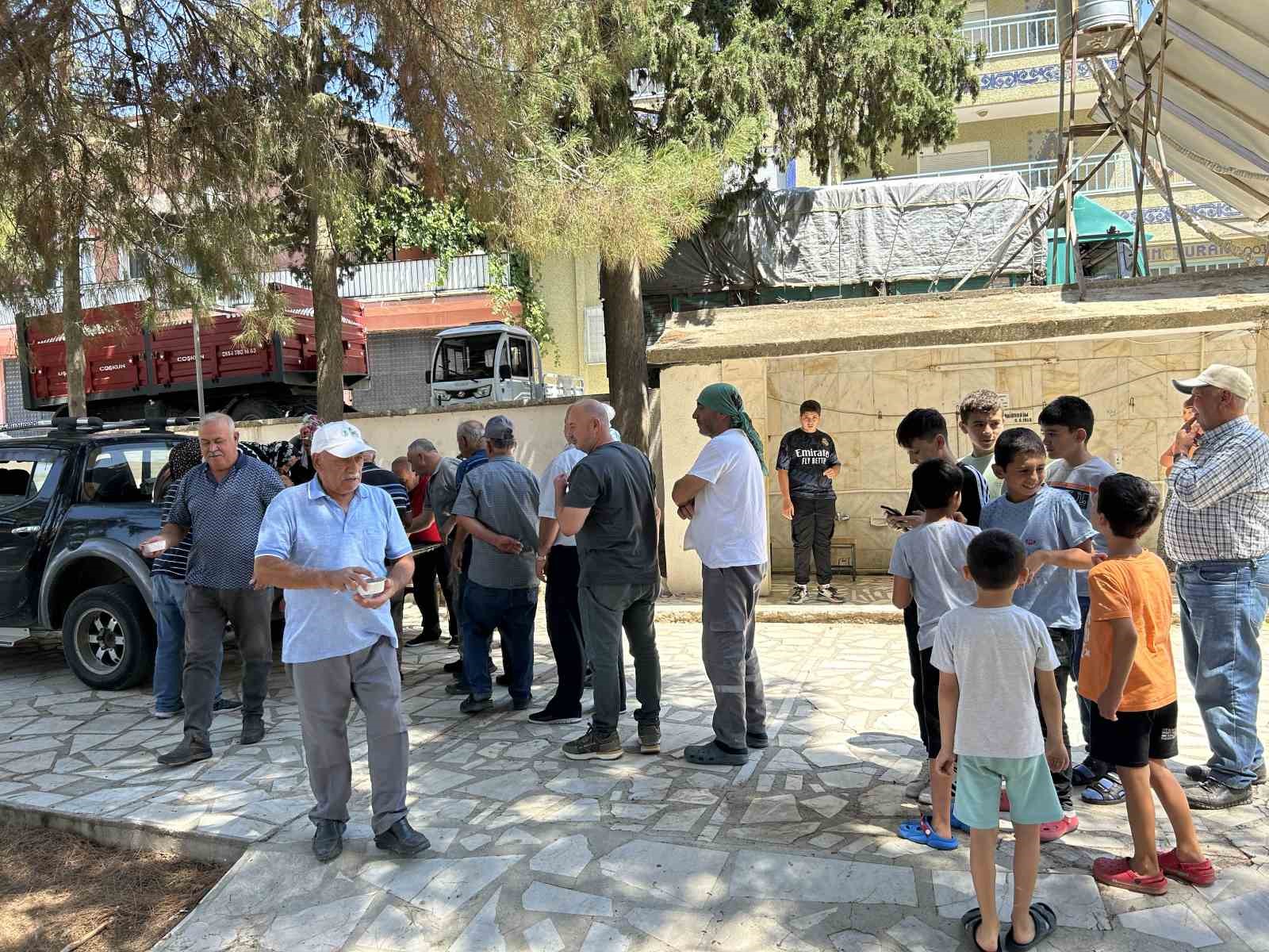 Uşak’ta şehitler için yüzlerce kişilik aşure hayrı yapıldı
