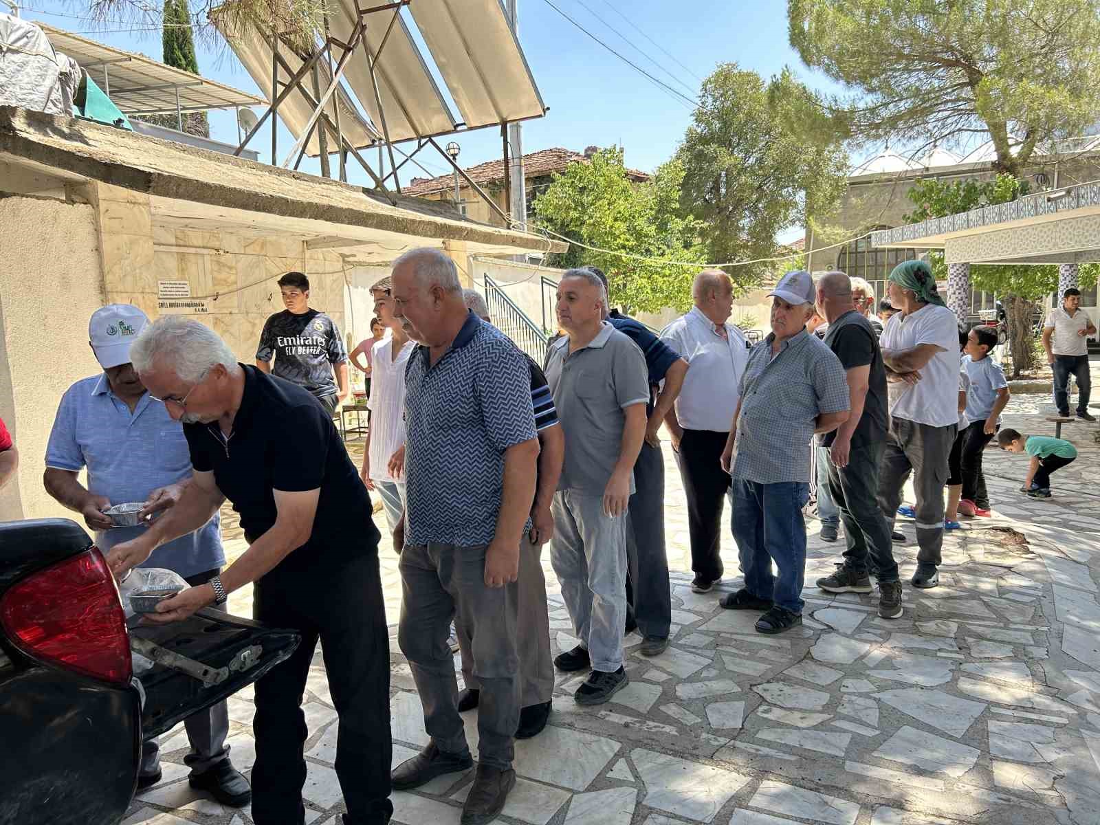 Uşak’ta şehitler için yüzlerce kişilik aşure hayrı yapıldı
