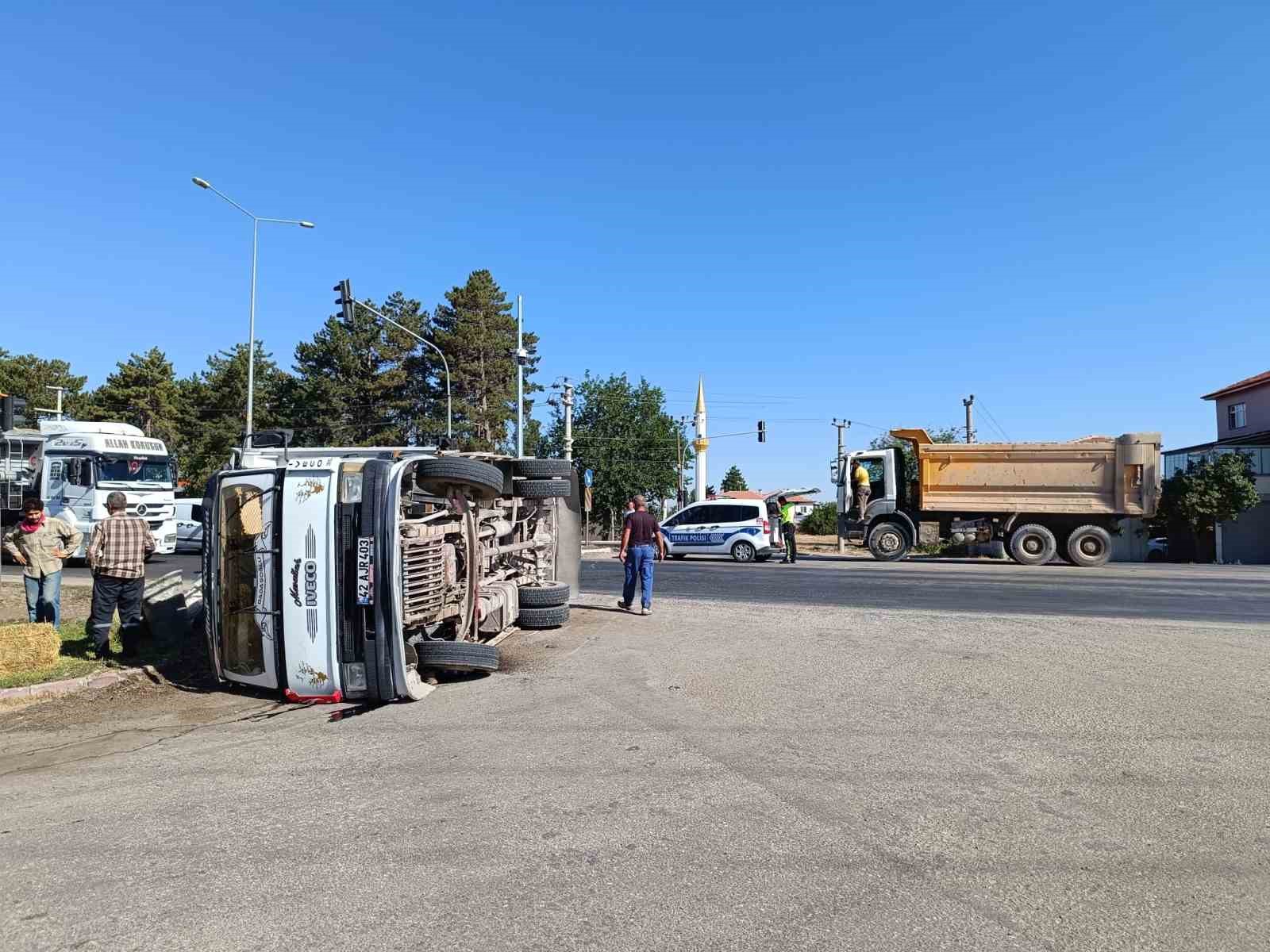 Konya’da kamyonet ile kamyon çarpıştı: 3 yaralı
