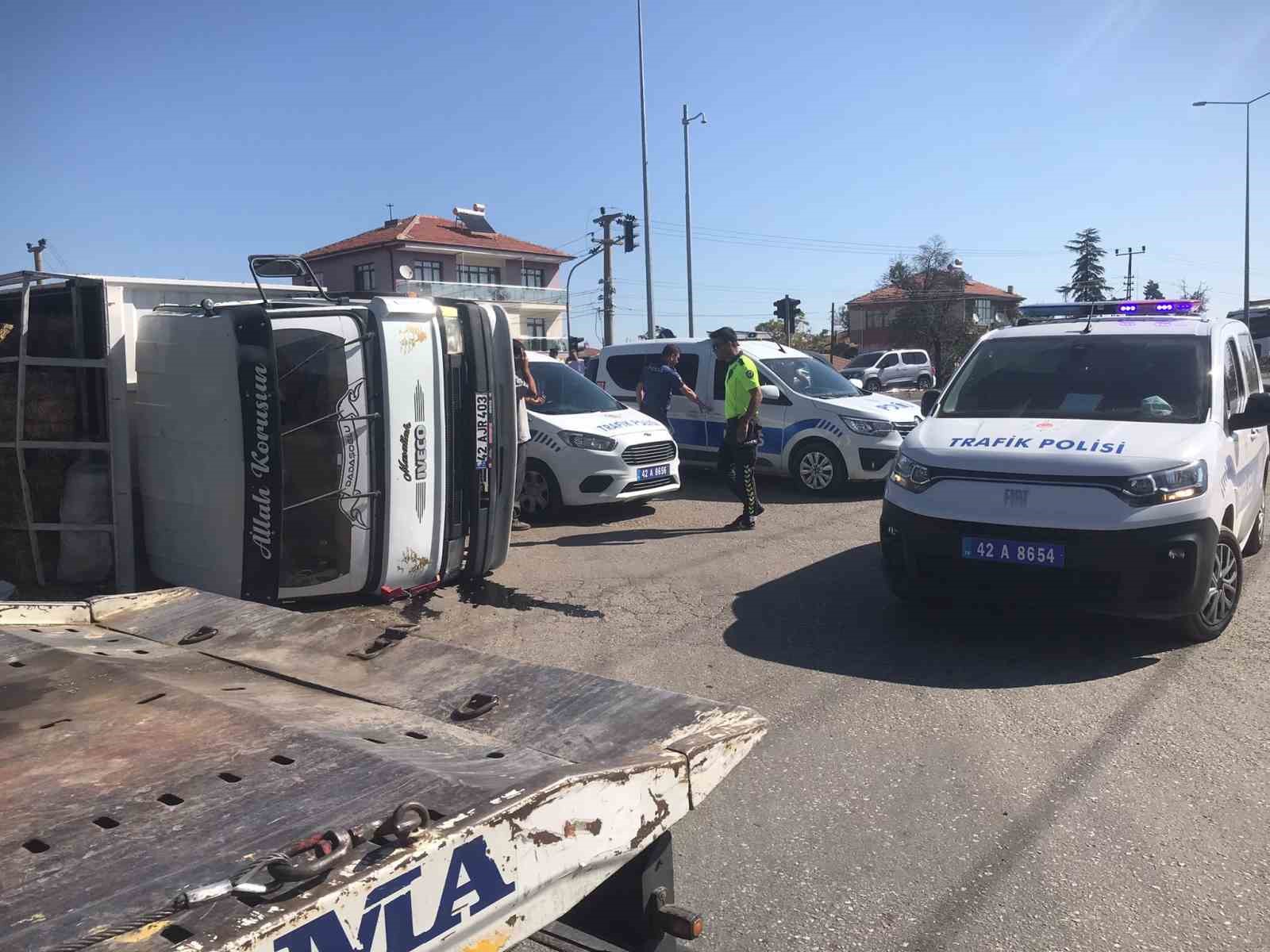 Konya’da kamyonet ile kamyon çarpıştı: 3 yaralı
