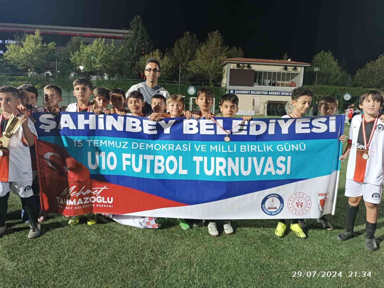 Minik futbolcular Şahinbey Belediyesi’nin organizasyonunda karşı karşıya geldi
