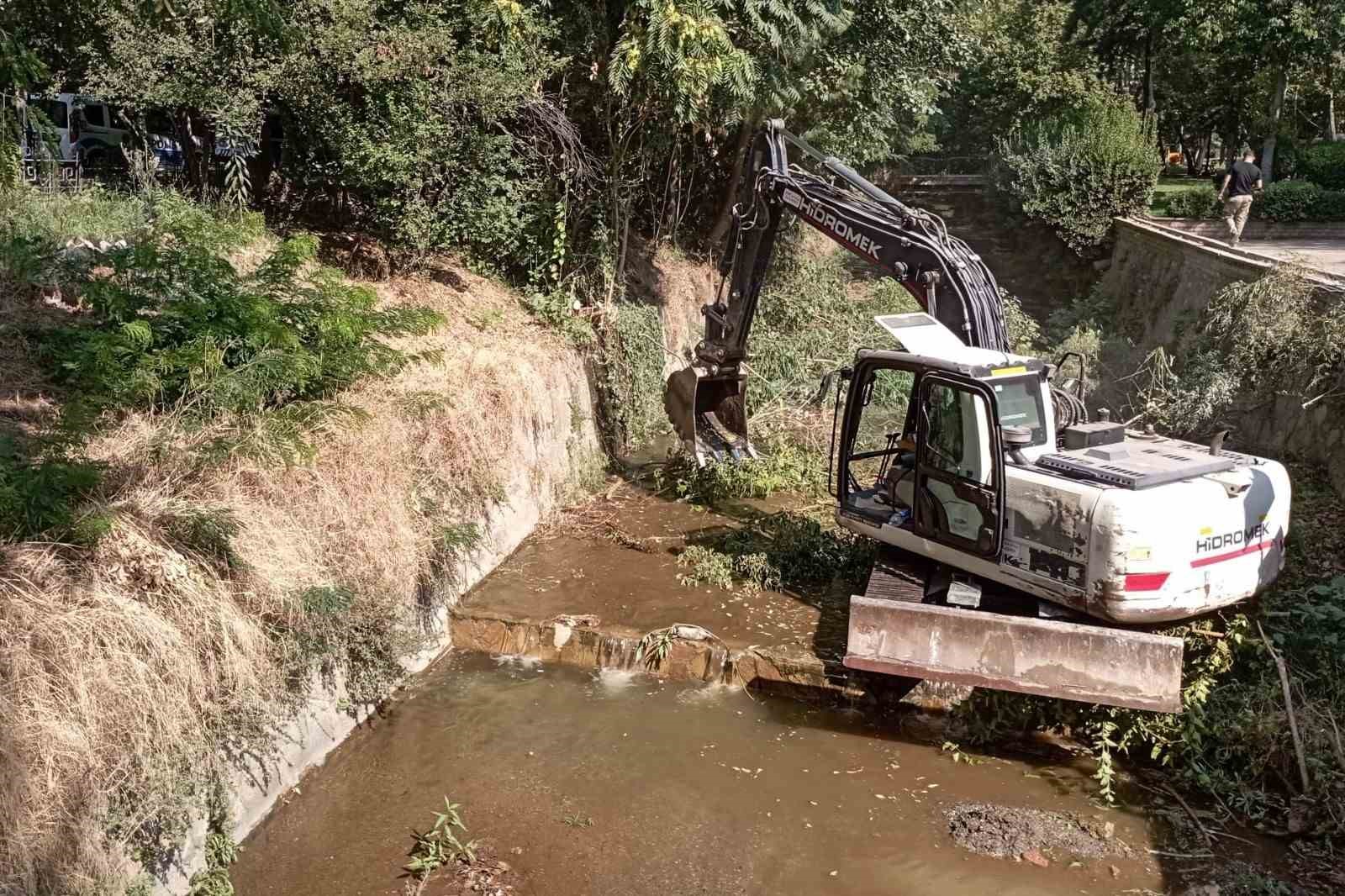 Efeler Belediyesi ekipleri Tabakhane Deresi’ni temizledi
