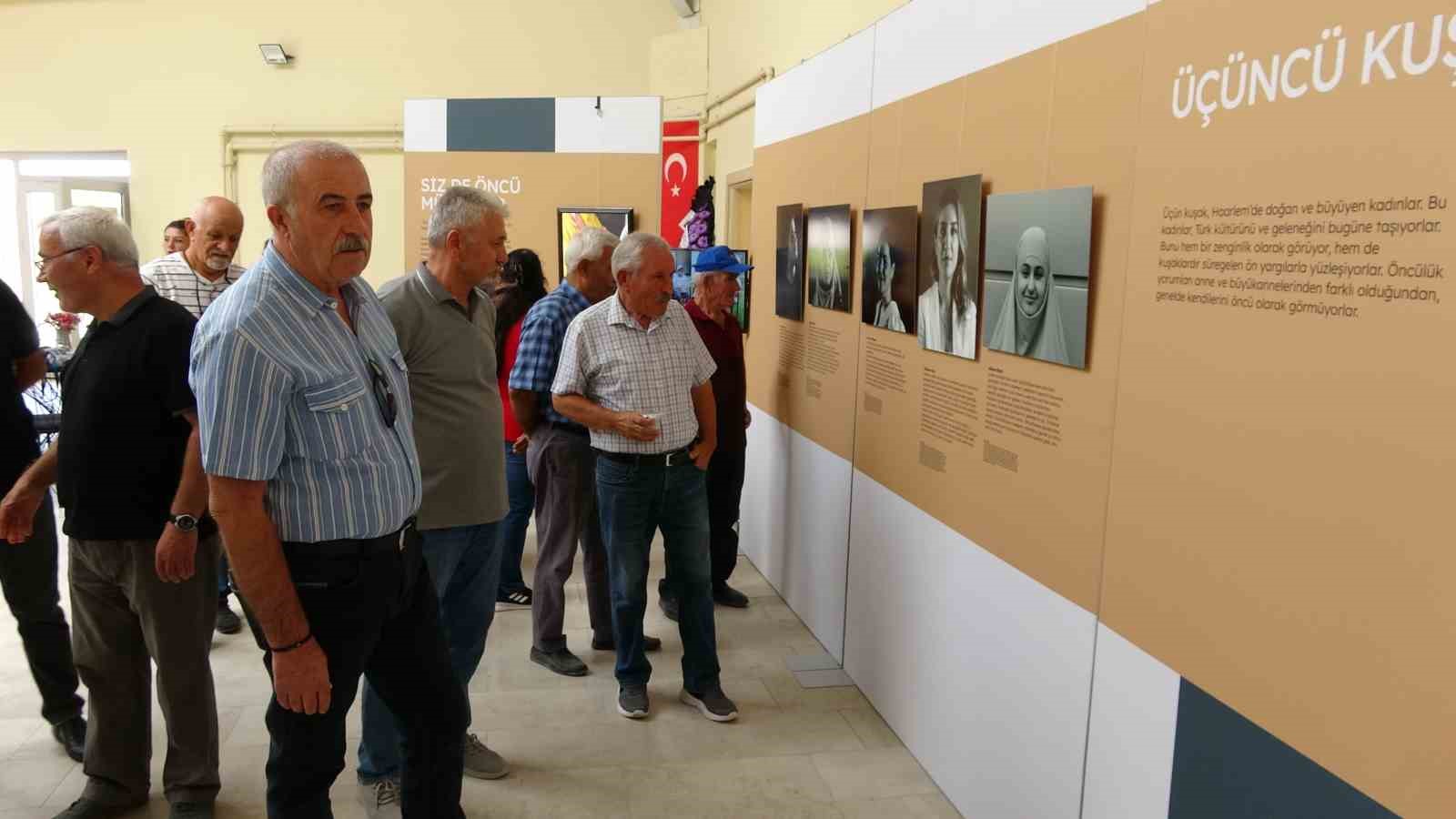 60 yıl önce Hollanda’ya göç eden Türk kadınlarının fotoğraf sergisi duygu dolu anlara sahne oldu
