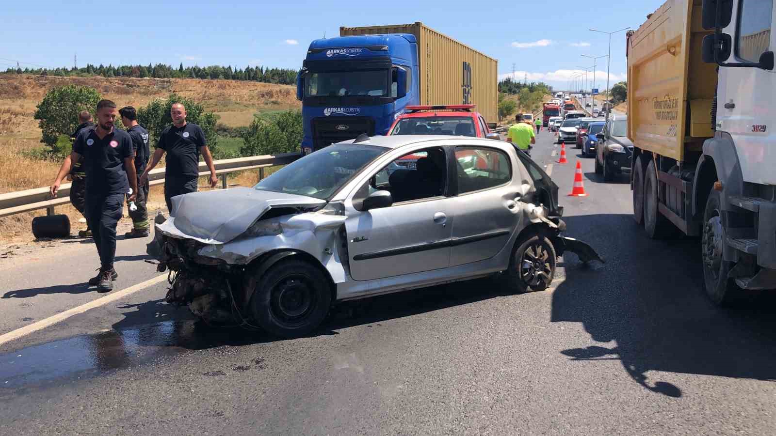 Önce bariyerlere, sonra tıra çarpan otomobil hurdaya döndü
