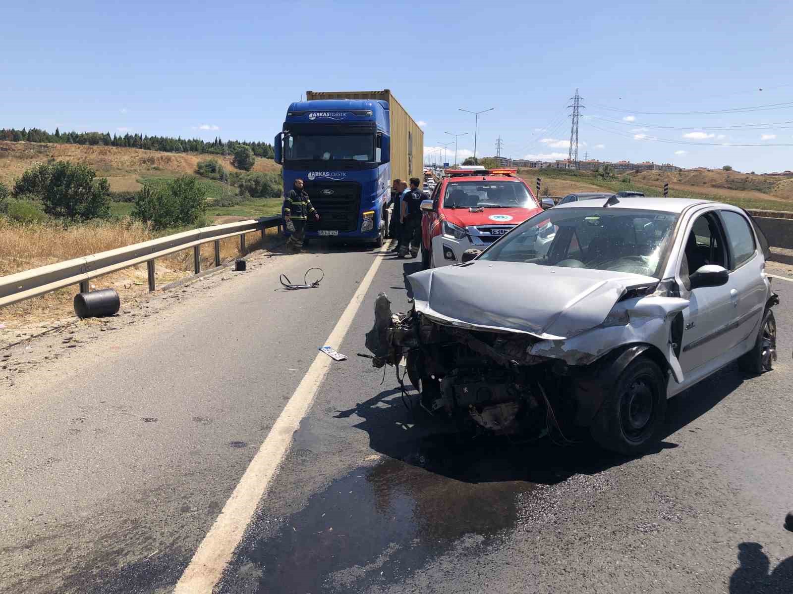 Önce bariyerlere, sonra tıra çarpan otomobil hurdaya döndü
