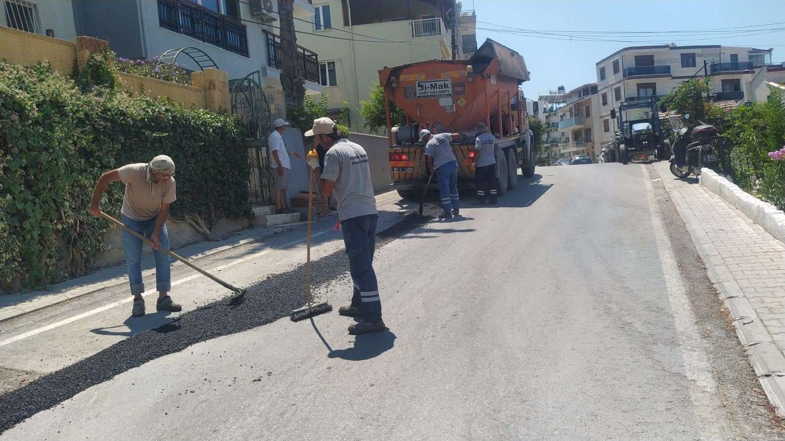 Kuşadası’nda yol yapım ve bakım çalışmaları sürüyor
