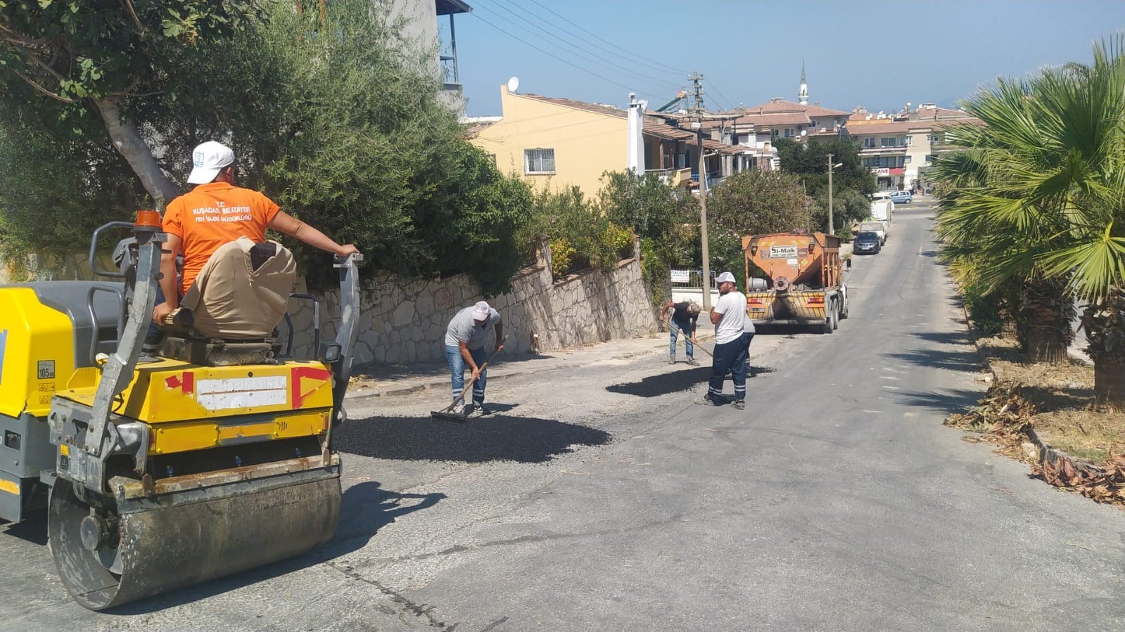 Kuşadası’nda yol yapım ve bakım çalışmaları sürüyor
