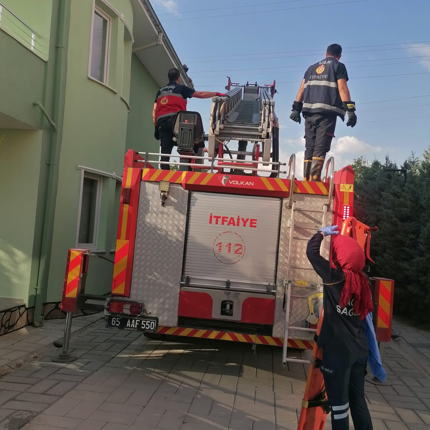 Çatıda boya yaparken elektrik akımına kapıldı
