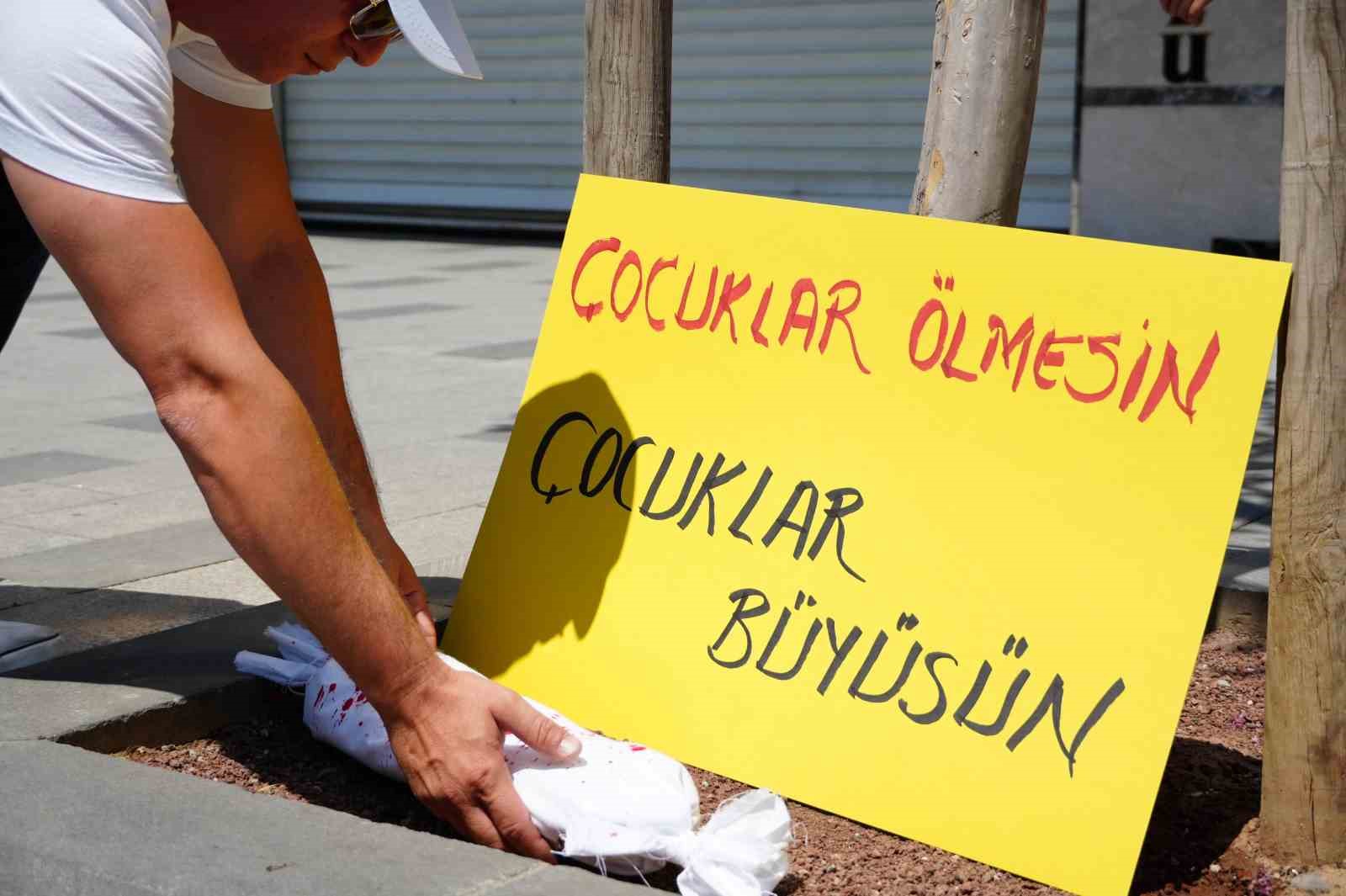 Filistin’de ölen bebeklere dikkat çekmek için yapılan eylemde Düzceliler gözyaşlarını tutamadı
