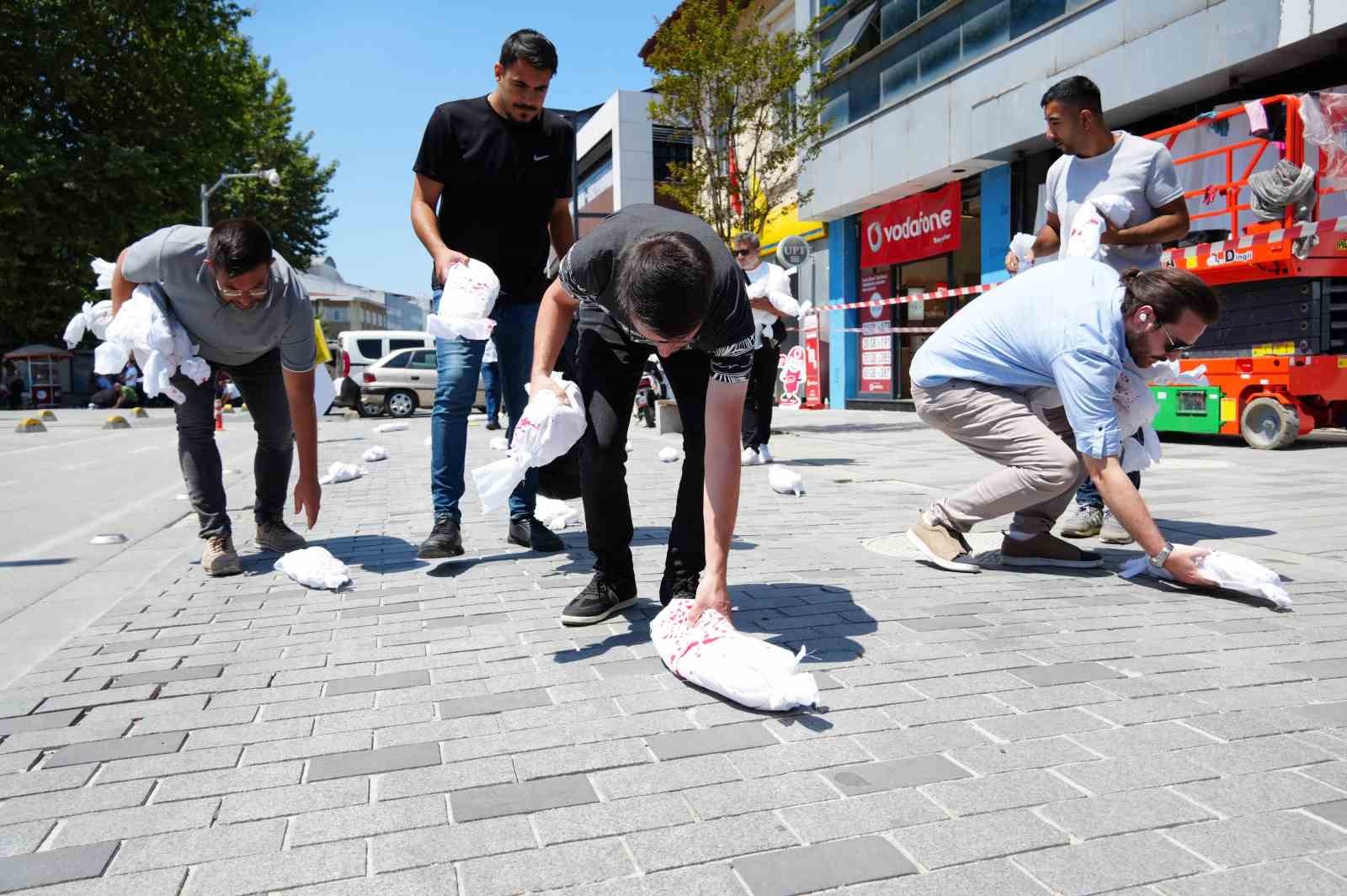 Filistin’de ölen bebeklere dikkat çekmek için yapılan eylemde Düzceliler gözyaşlarını tutamadı
