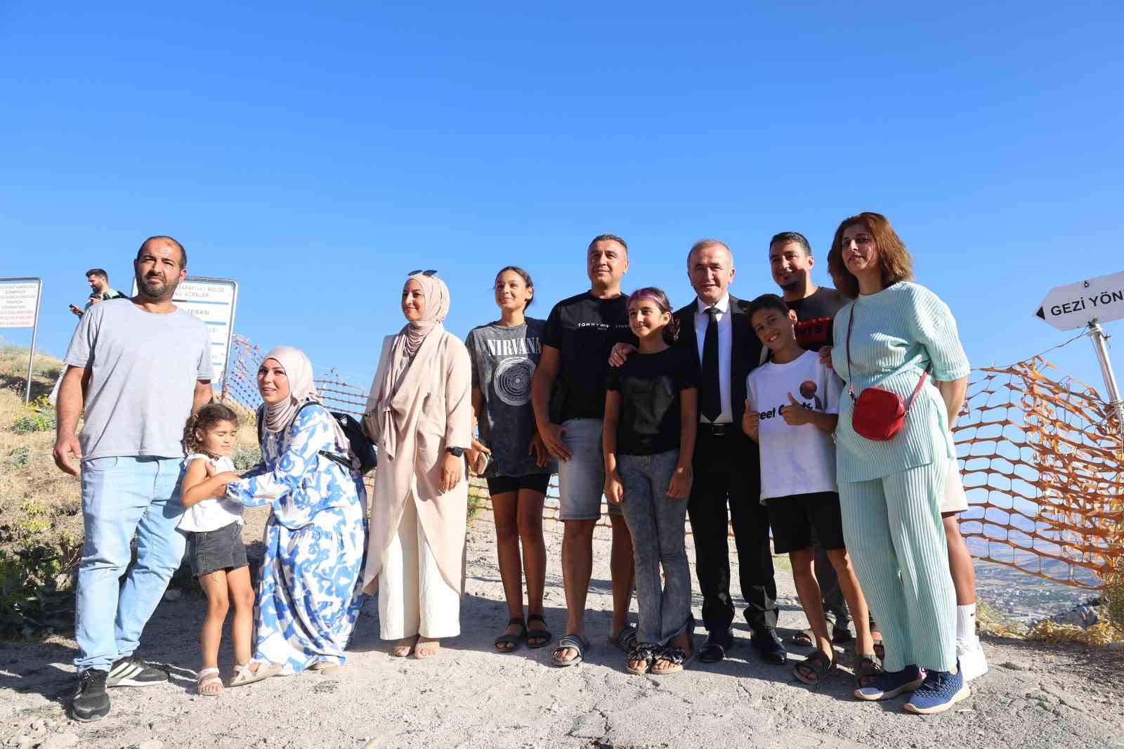 Vali Hatipoğlu, Harput Kalesi’ndeki kazı ve restorasyon çalışmalarını inceledi
