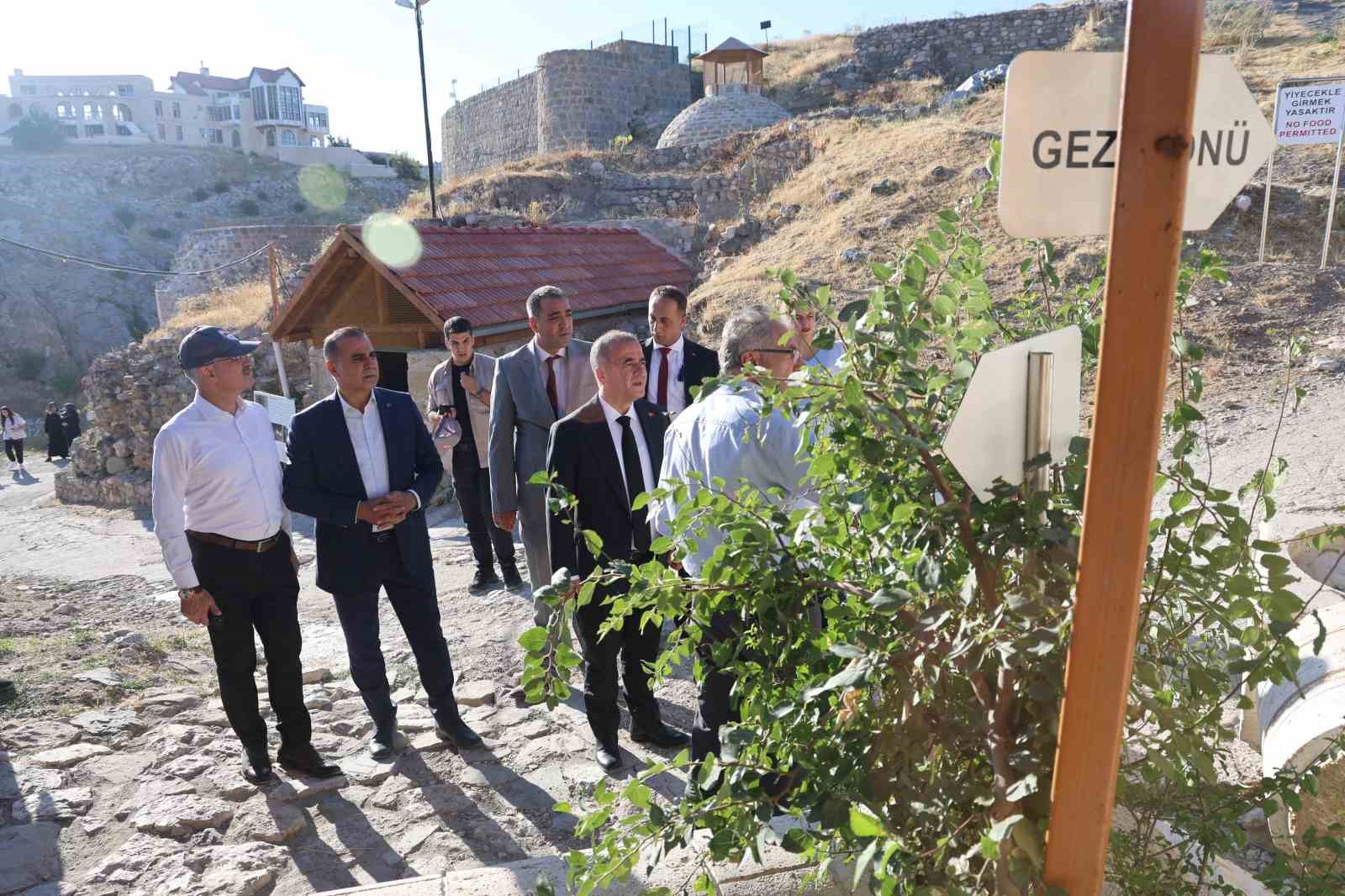 Vali Hatipoğlu, Harput Kalesi’ndeki kazı ve restorasyon çalışmalarını inceledi
