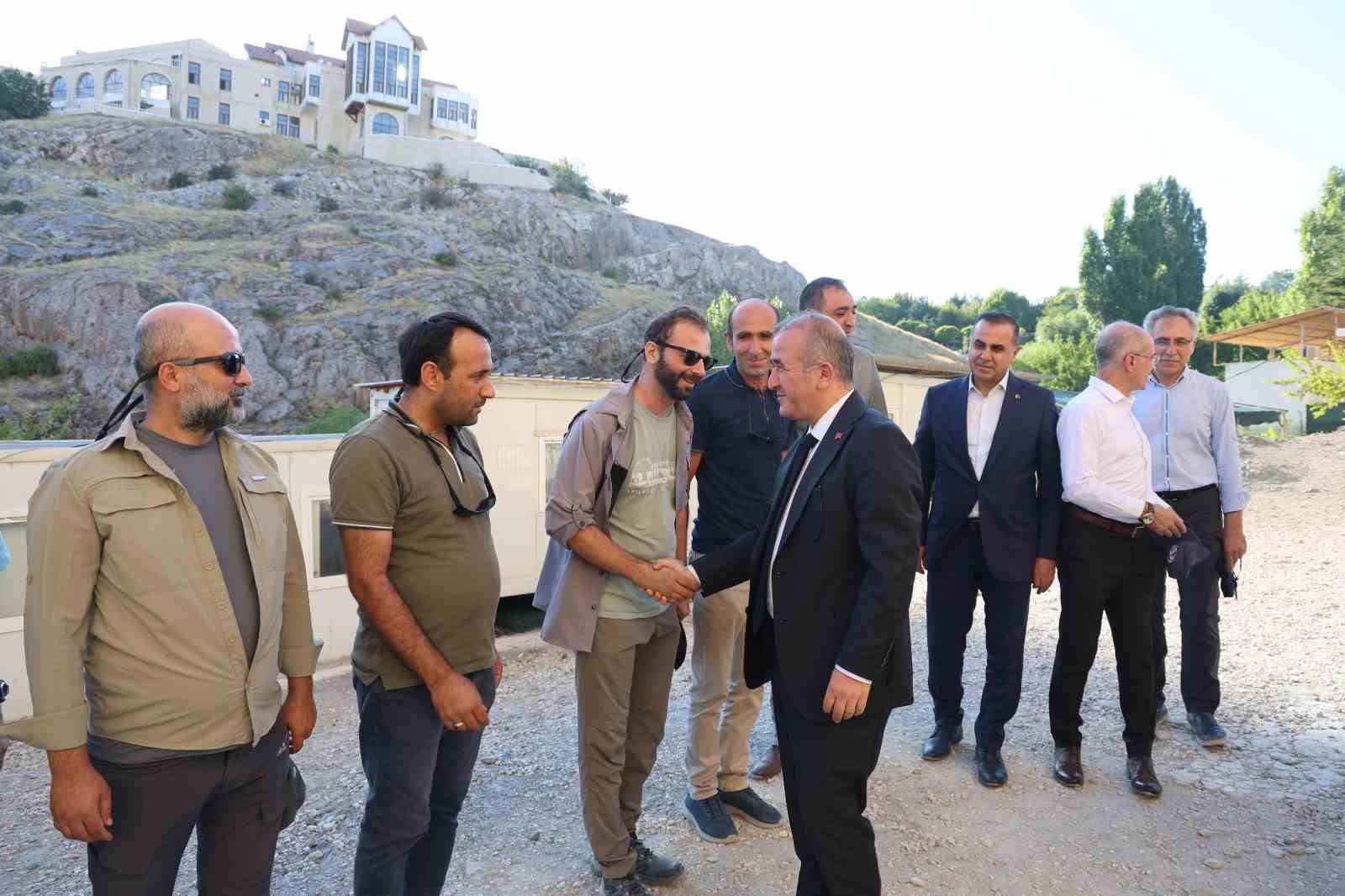 Vali Hatipoğlu, Harput Kalesi’ndeki kazı ve restorasyon çalışmalarını inceledi
