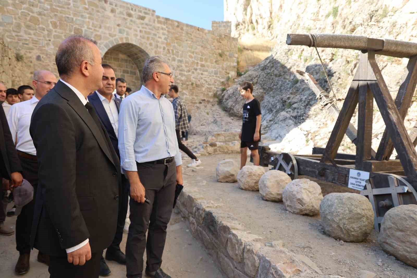 Vali Hatipoğlu, Harput Kalesi’ndeki kazı ve restorasyon çalışmalarını inceledi
