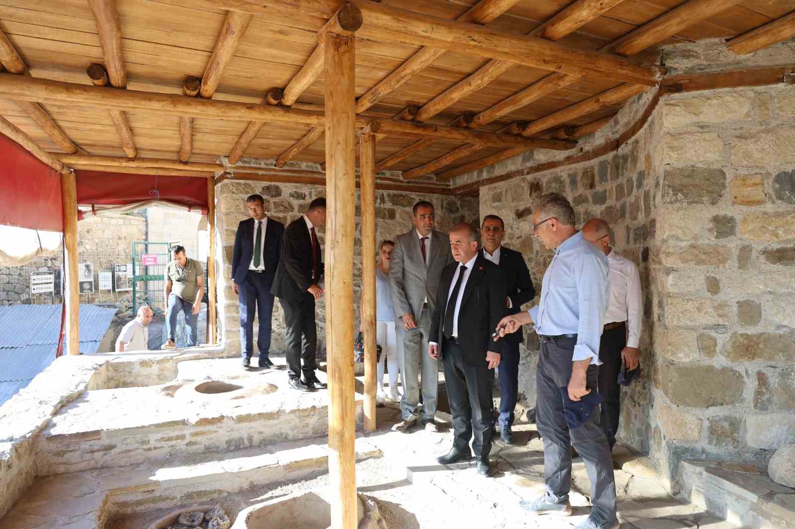 Vali Hatipoğlu, Harput Kalesi’ndeki kazı ve restorasyon çalışmalarını inceledi
