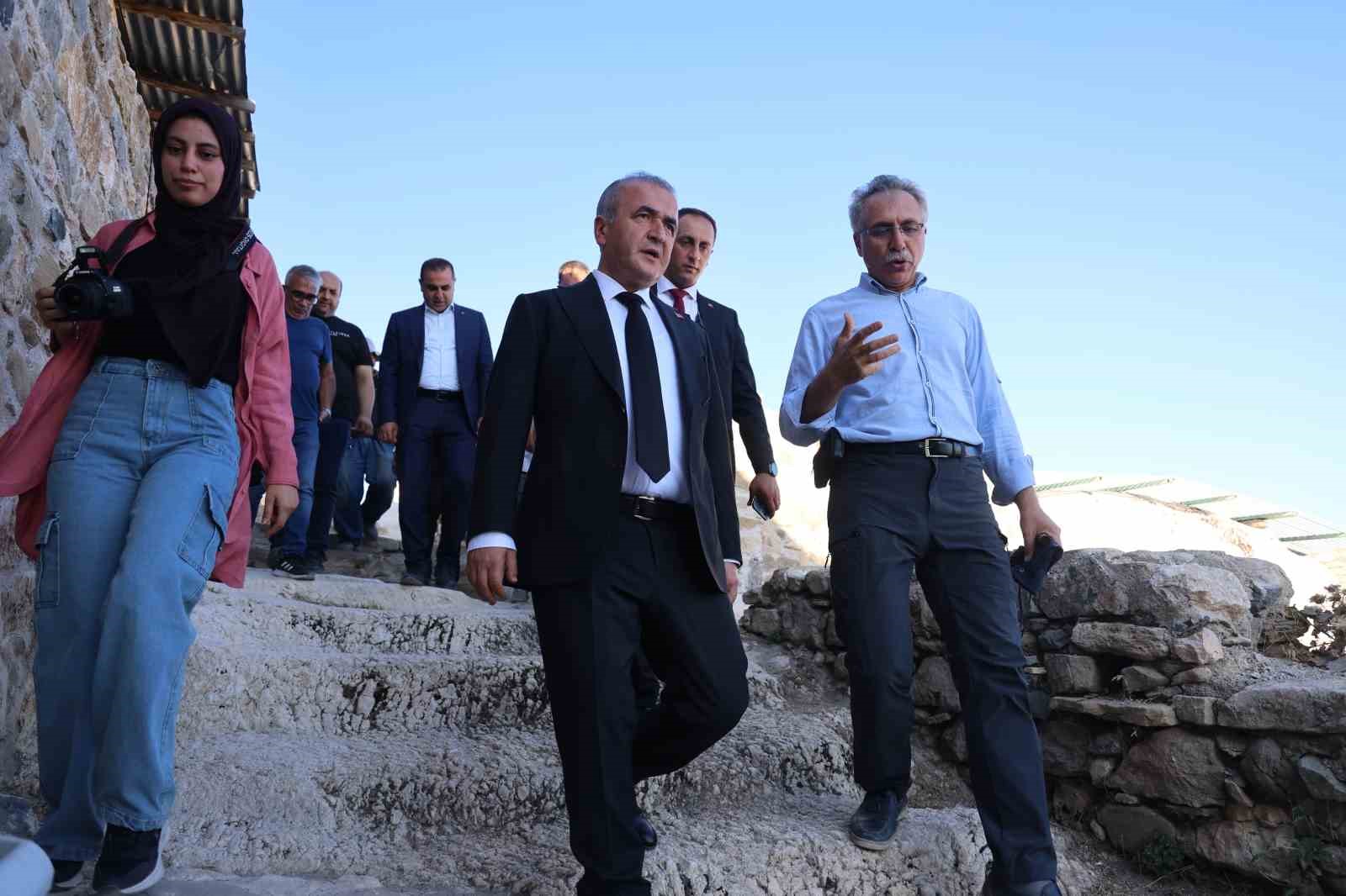 Vali Hatipoğlu, Harput Kalesi’ndeki kazı ve restorasyon çalışmalarını inceledi
