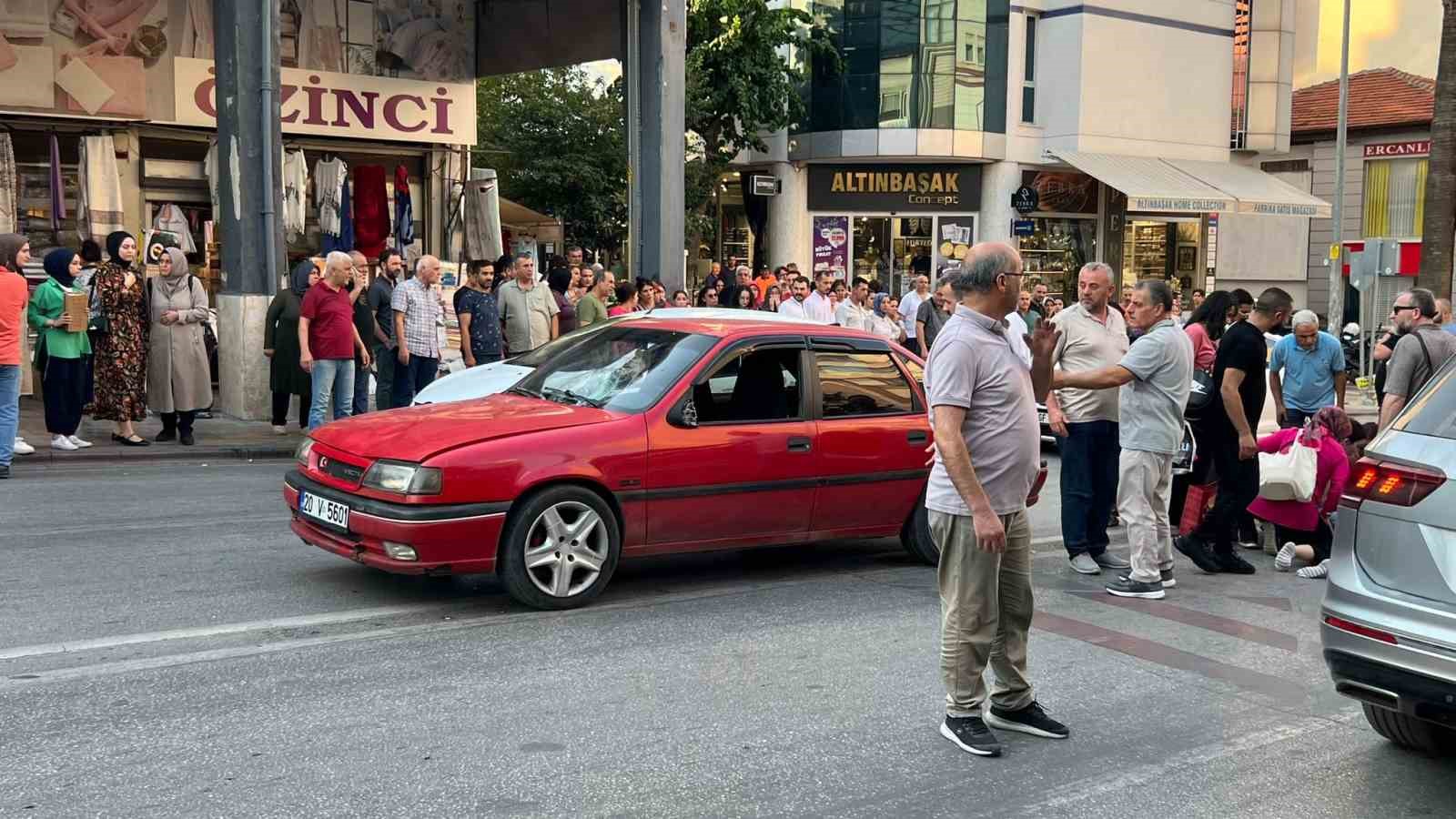 Yaya geçidinden karşıya geçen kadına araba çarptı
