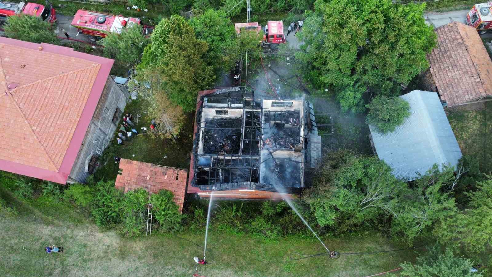 Kastamonu’da alevlere teslim olan iki katlı ev kullanılamaz hale geldi
