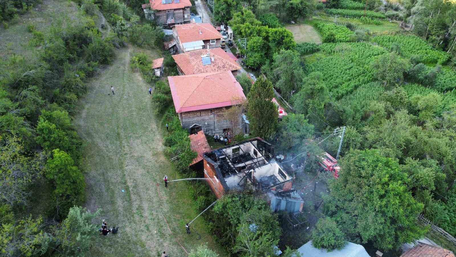 Kastamonu’da alevlere teslim olan iki katlı ev kullanılamaz hale geldi
