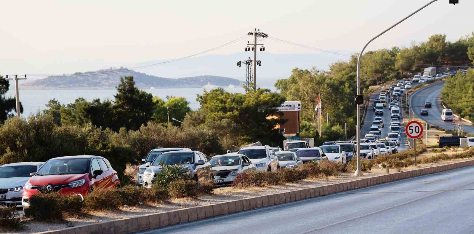 Bodrum’a 24 saatte giriş yapan 20 bin araç trafiği kilitledi
