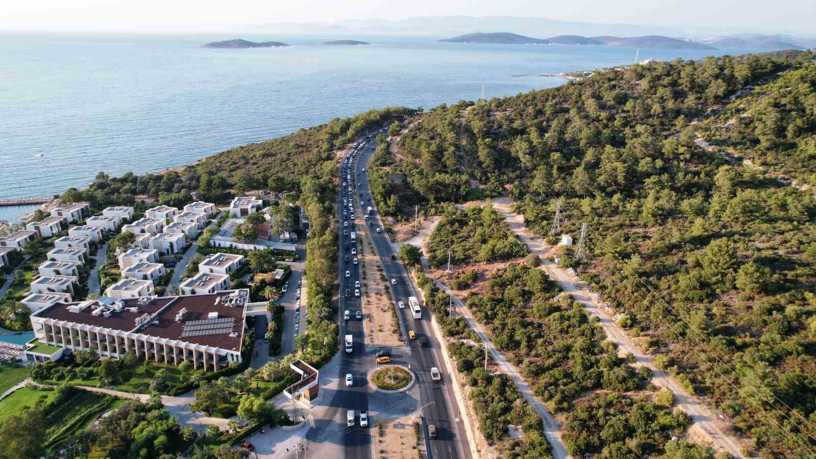 Bodrum’a 24 saatte giriş yapan 20 bin araç trafiği kilitledi
