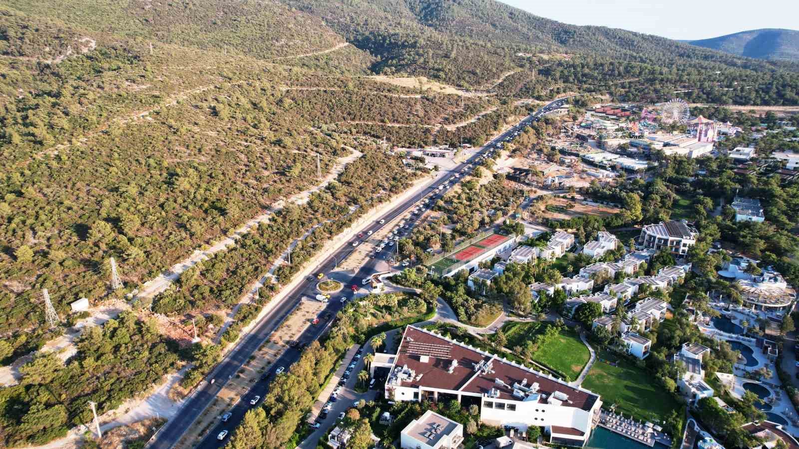 Bodrum’a 24 saatte giriş yapan 20 bin araç trafiği kilitledi
