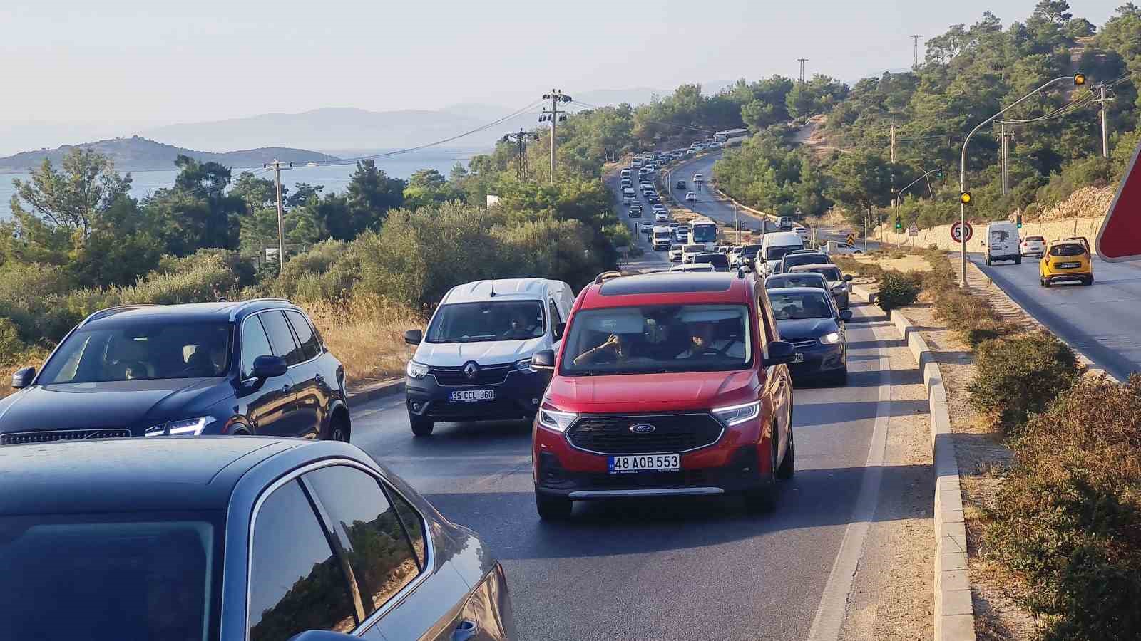 Bodrum’a 24 saatte giriş yapan 20 bin araç trafiği kilitledi
